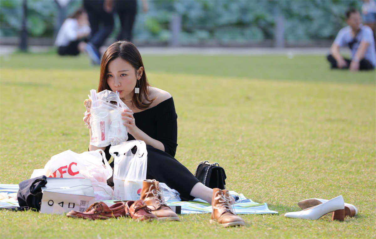 图片[2]-踏青公园街拍系列No.655 颜值为上的看帖时代，这帖没有错过的理由-日更街拍