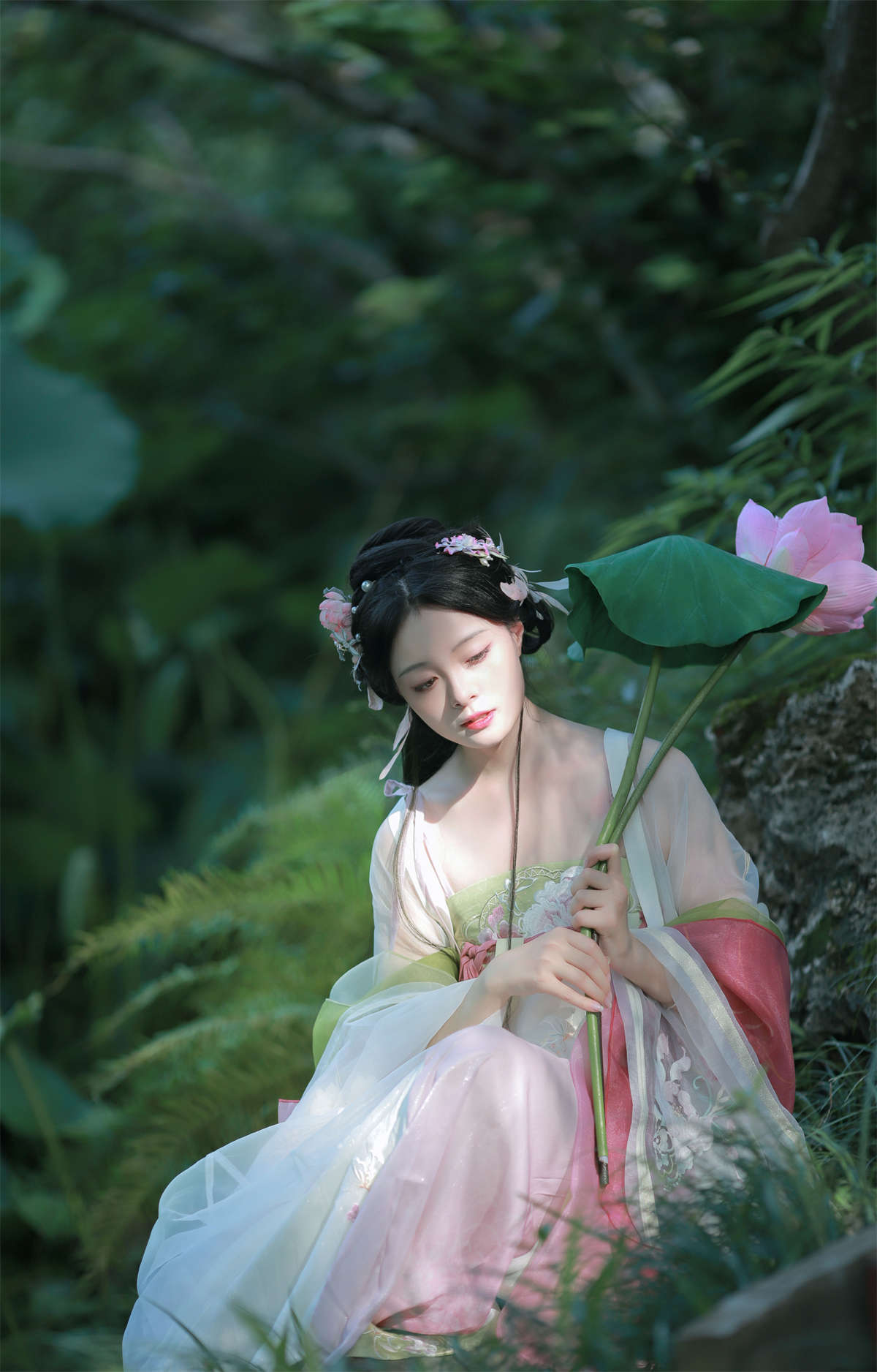 YITUYU艺图语 2023.09.04 汉服荷花写真 努力化妆的岁岁插图1