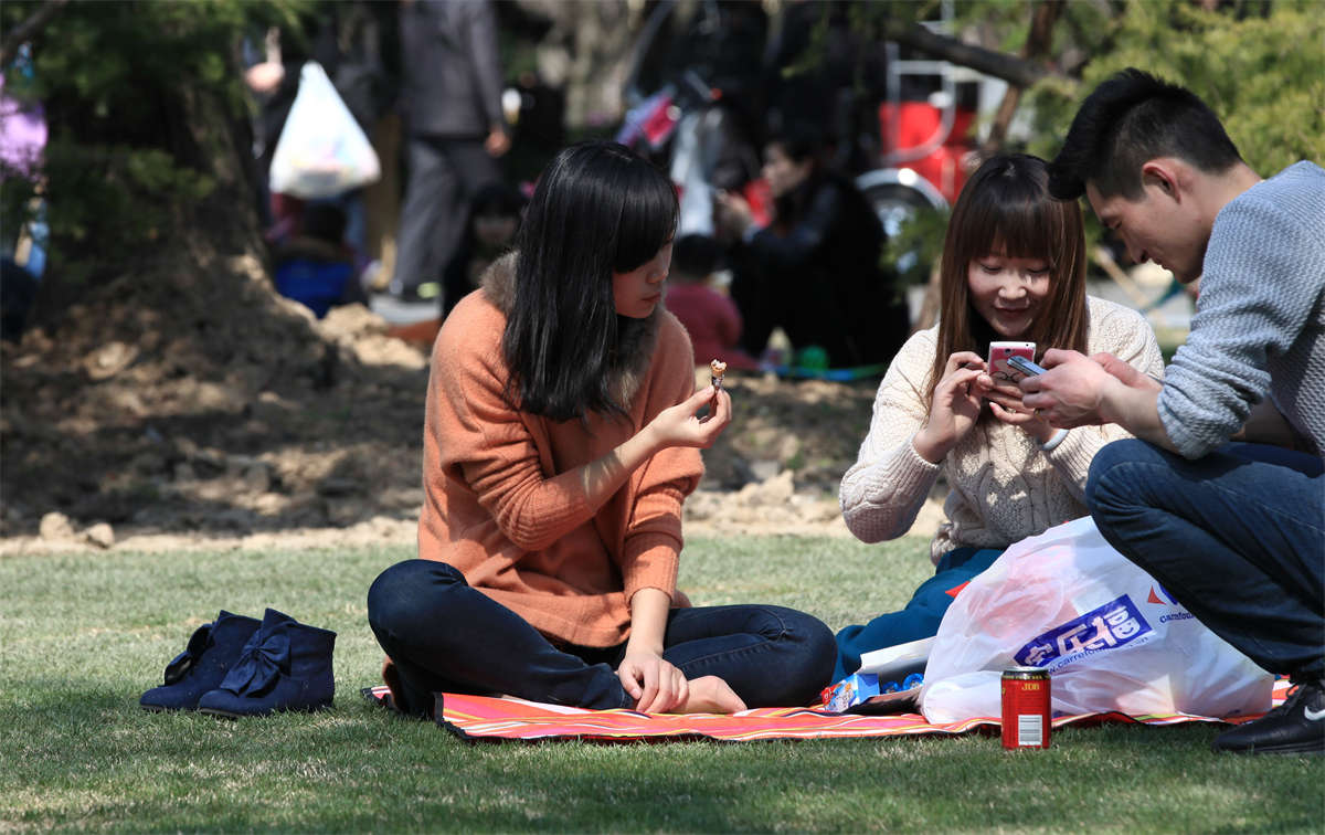 图片[2]-踏青公园街拍系列No.656 既然MM动作含蓄，那就来些超精细足底特写-日更街拍