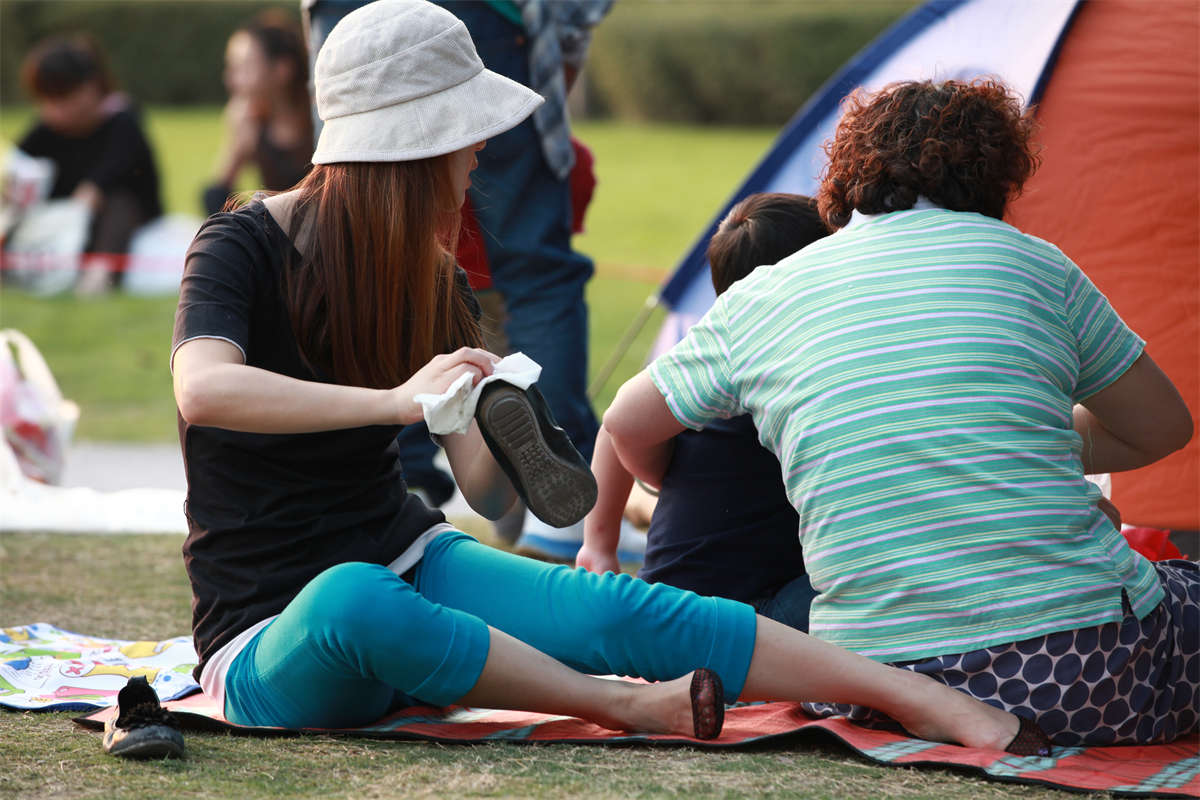 图片[2]-踏青公园街拍系列No.149 穿上这双半透趾的船袜，显得脚更白了-日更街拍