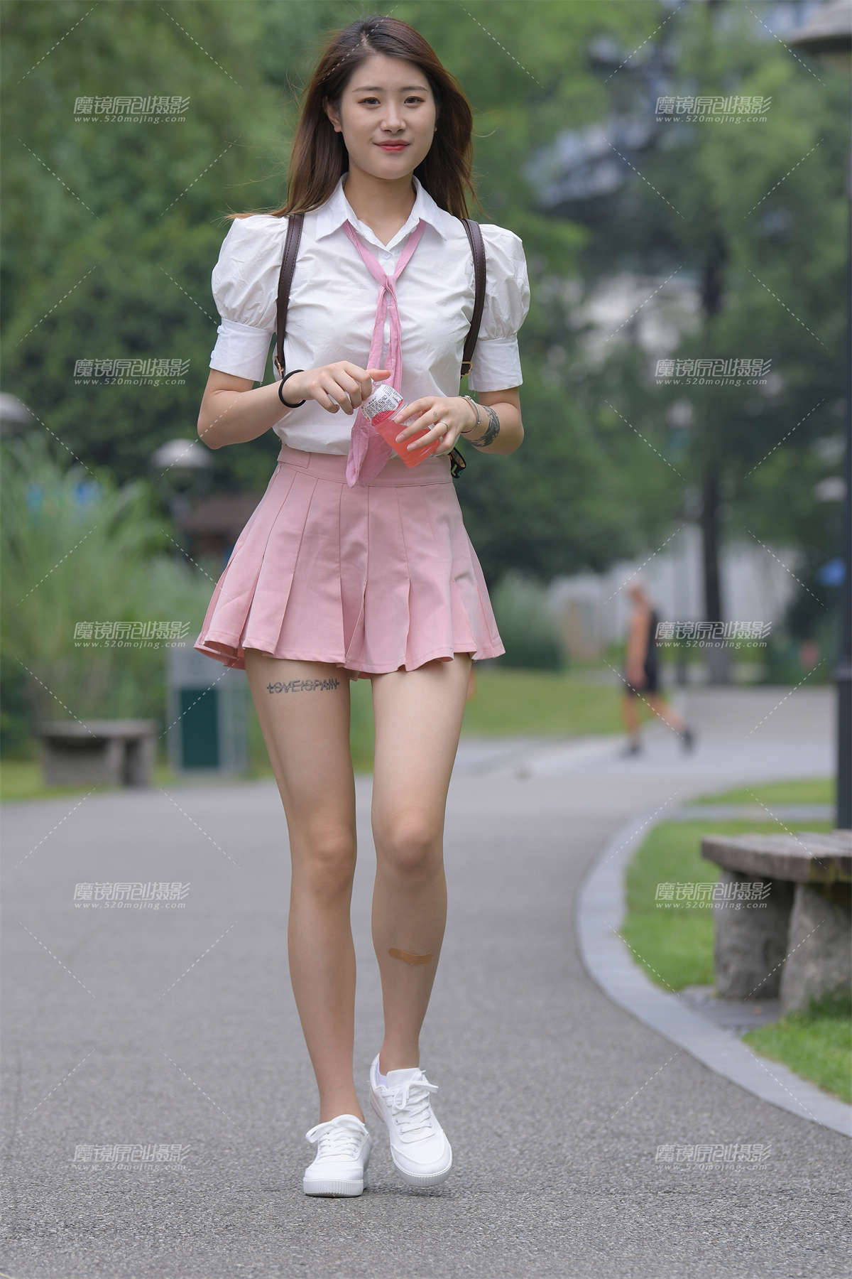 粉色短裙美眉-日更街拍