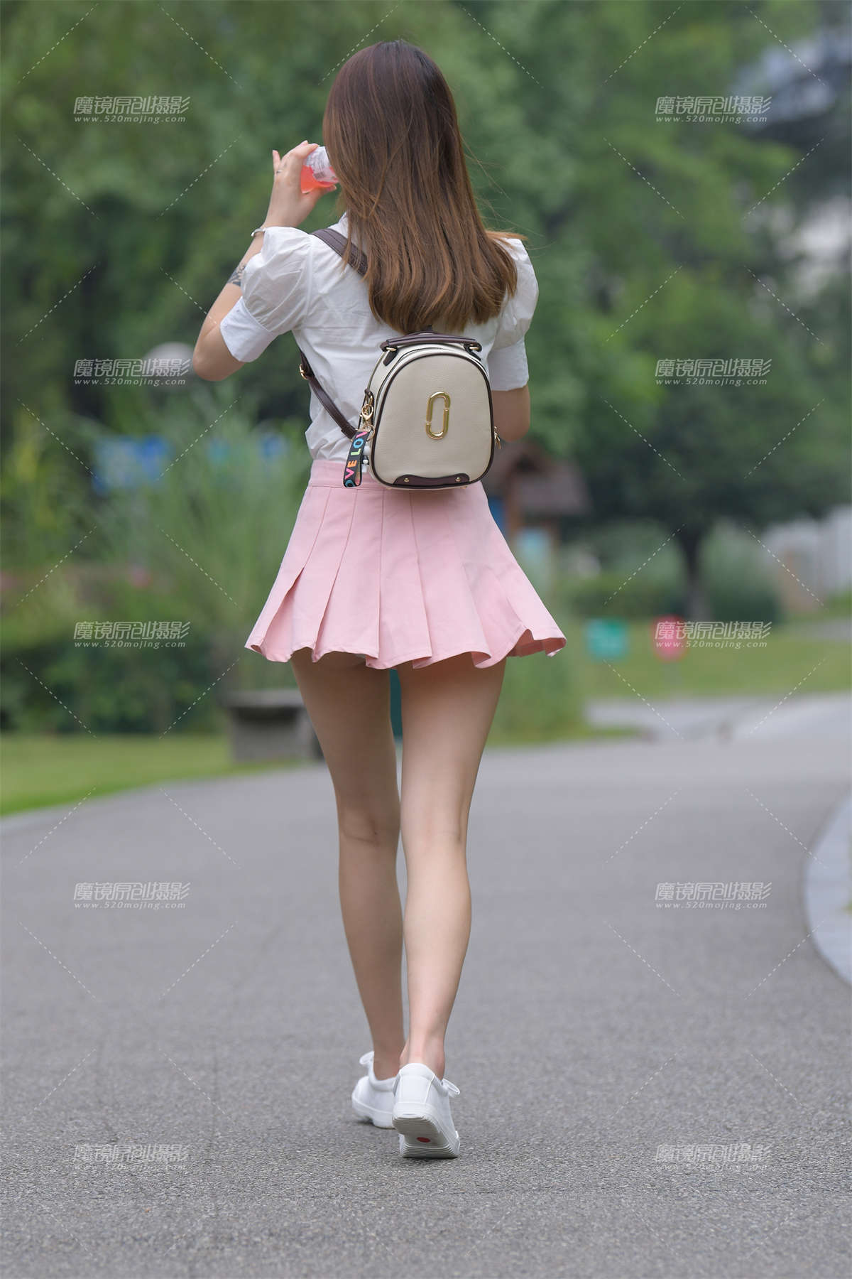 图片[2]-粉色短裙美眉-日更街拍