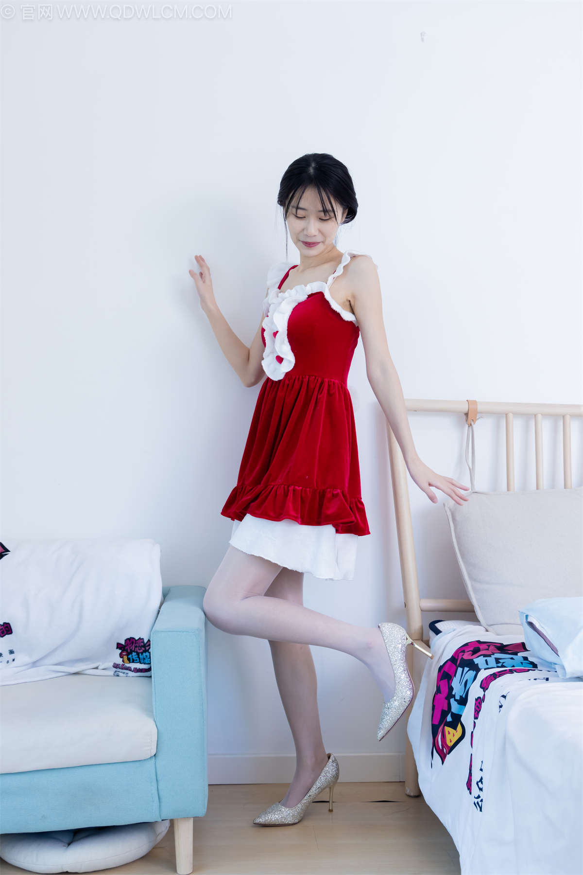 图片[2]-物恋传媒 NO.2237 菜菜-高跟鞋、油亮薄白丝（脚尖透明款）、裸足、草莓和酸奶裸足摆盘剧情-日更街拍