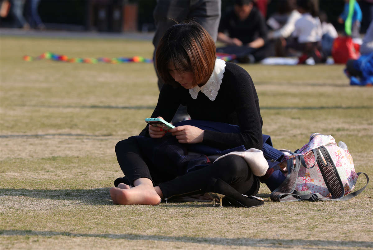 图片[2]-踏青公园街拍系列No.657 大眼水灵少妇一双超透短肉丝逆袭少女情怀 第2套-日更街拍