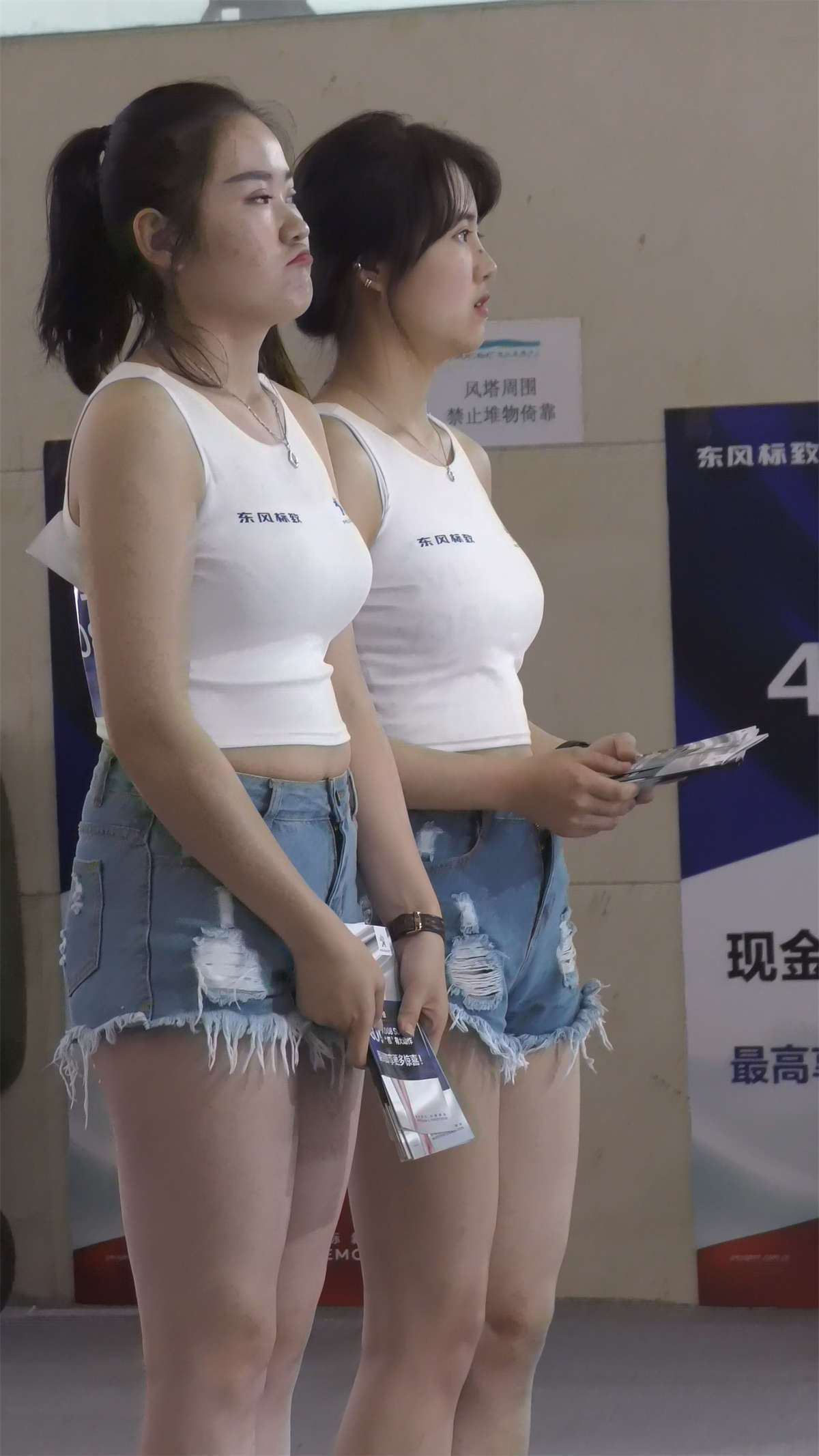 热裤丰满性感的两美女小姐姐-日更街拍