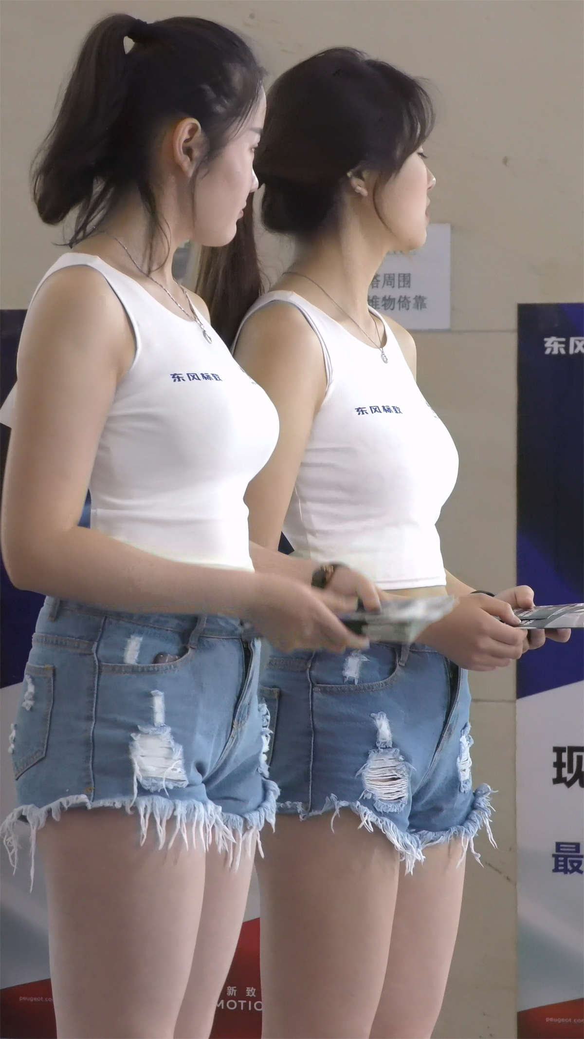 图片[2]-热裤丰满性感的两美女小姐姐-日更街拍