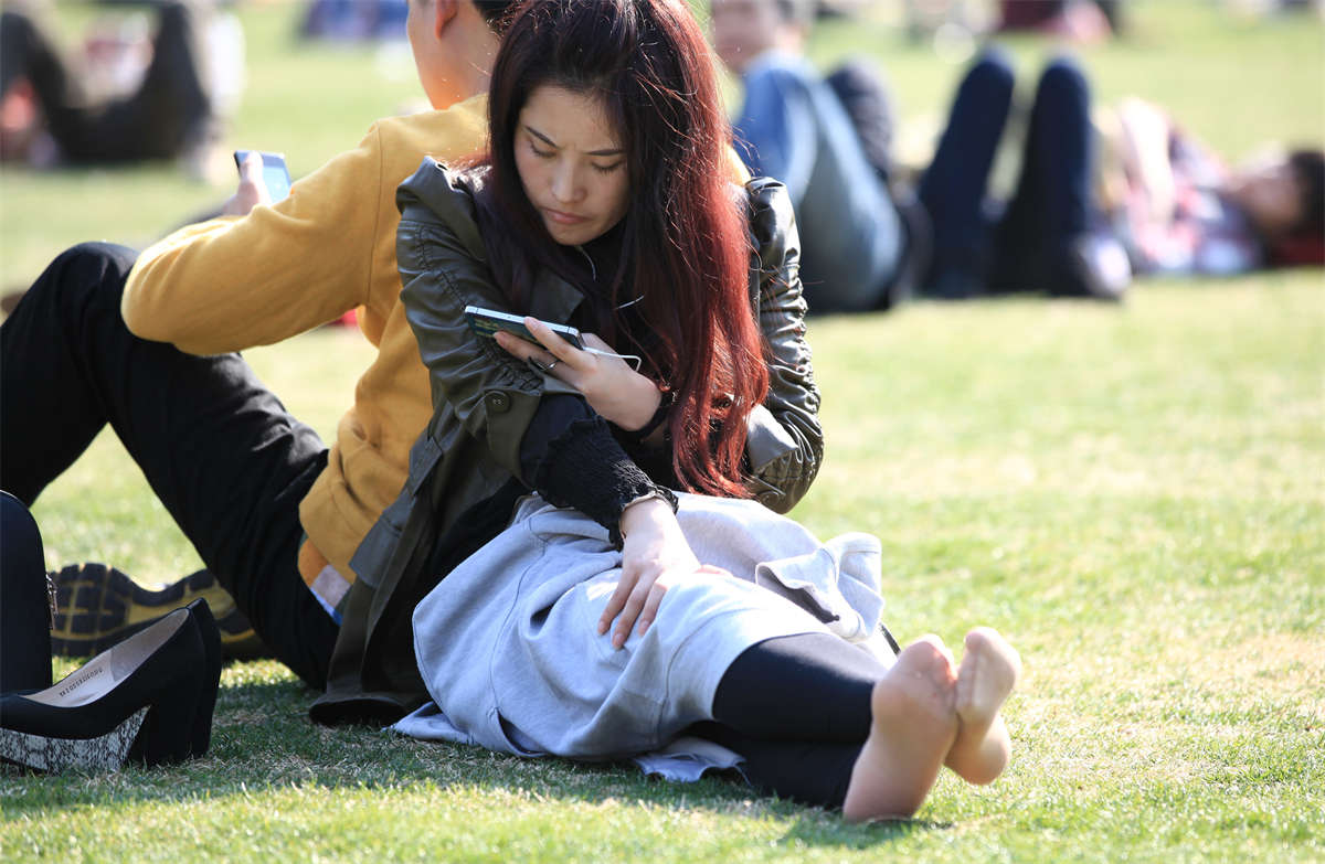 图片[2]-踏青公园街拍系列No.150 对于这样的肉丝静坐姿总是要来些大特写的-日更街拍