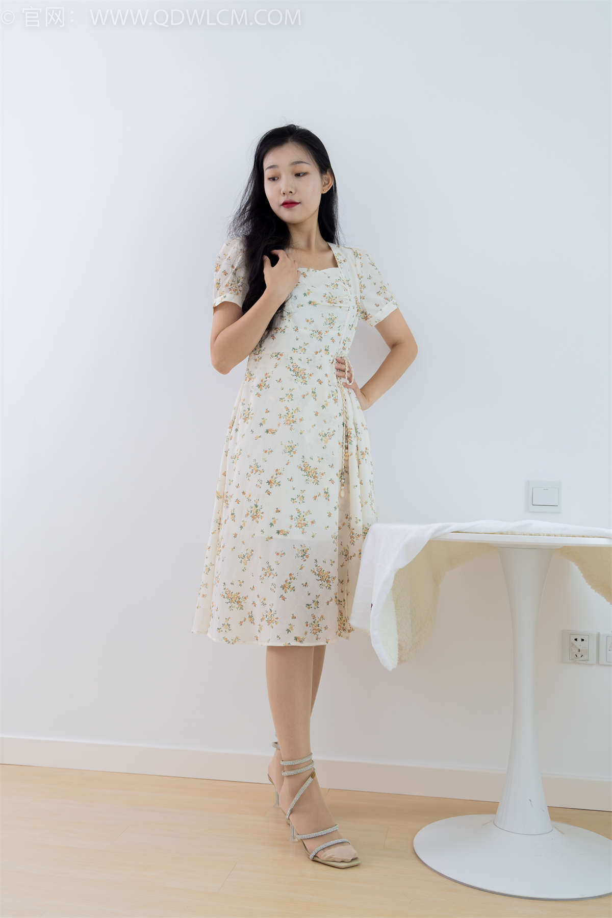 图片[2]-物恋传媒 NO.1719 桐桐-落叶纷飞-日更街拍