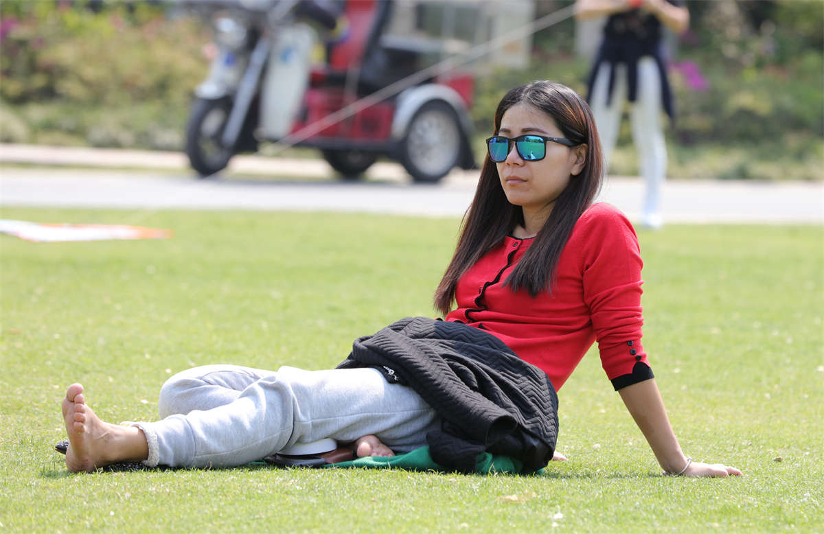 图片[2]-踏青公园街拍系列No.328 Canon5D草地系列-日更街拍