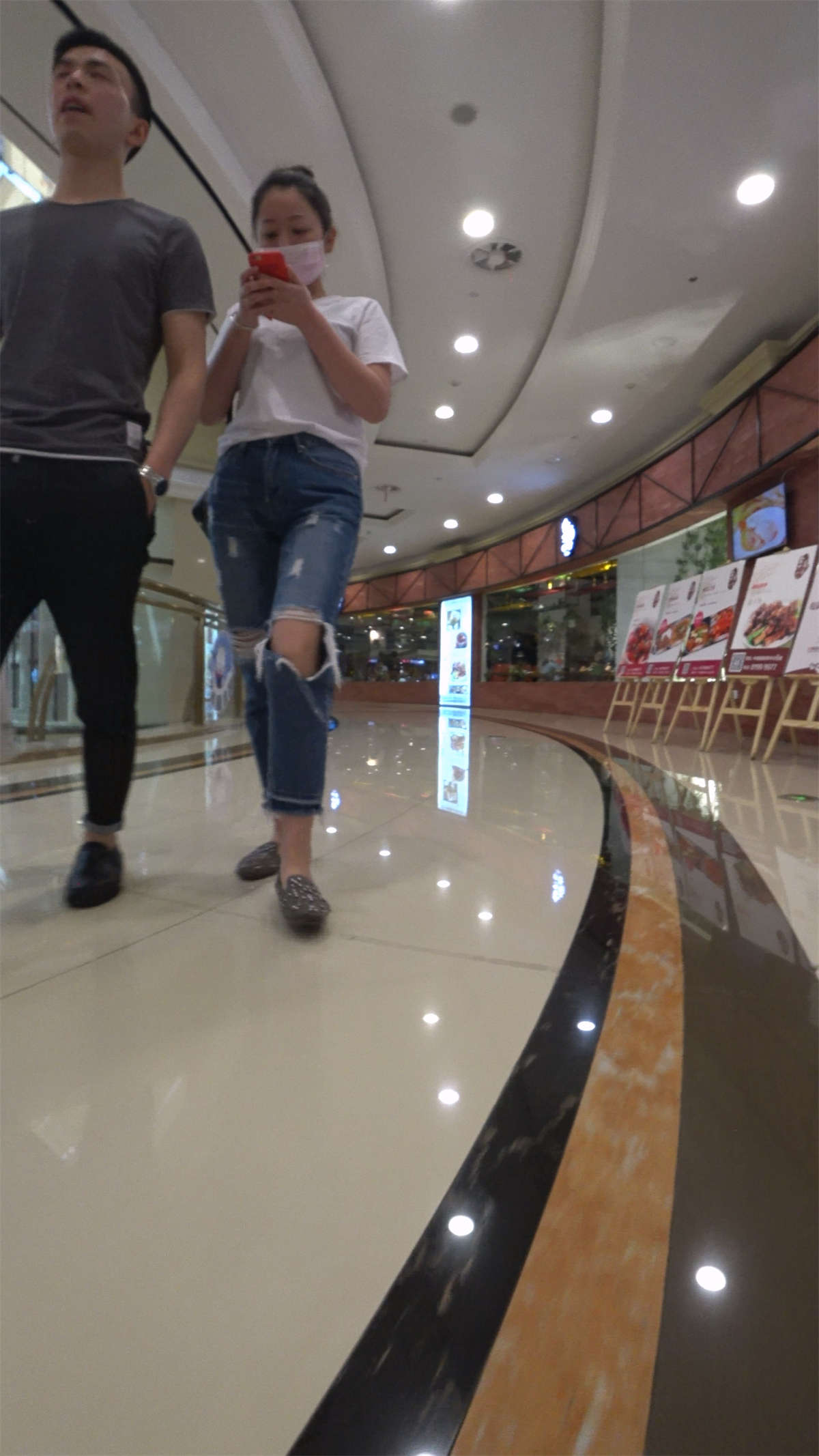 粉色口罩破洞蓝牛小清新街拍美女-日更街拍
