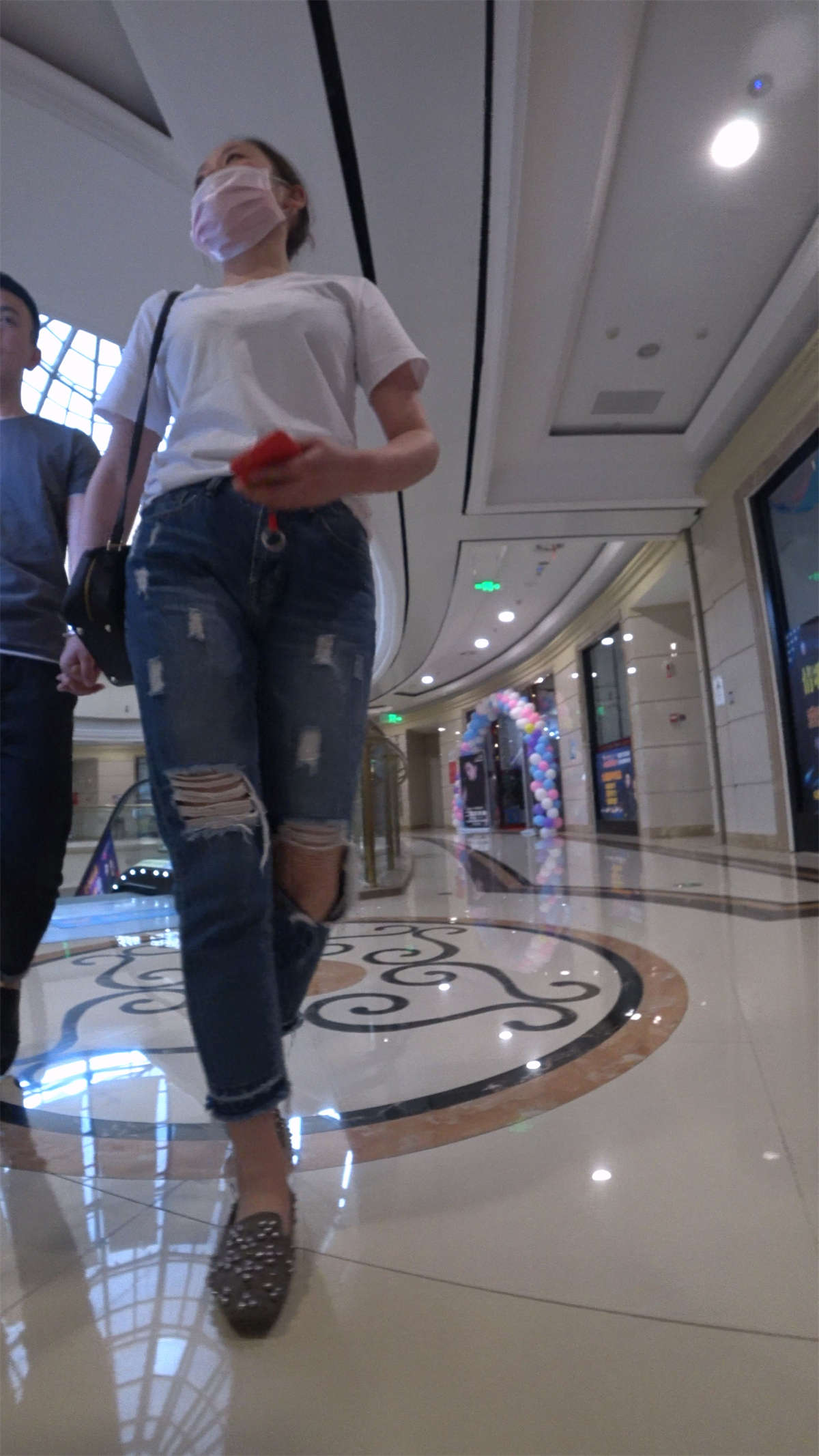 图片[2]-粉色口罩破洞蓝牛小清新街拍美女-日更街拍