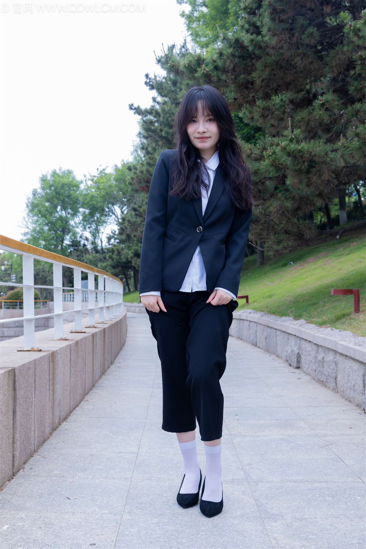 图片[2]-物恋传媒 NO.2238 小酒-高跟鞋、短白丝、ol制服户外-日更街拍