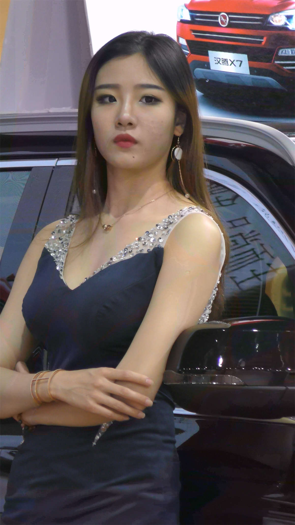 图片[2]-碎边牛仔热裤美腿车展-日更街拍