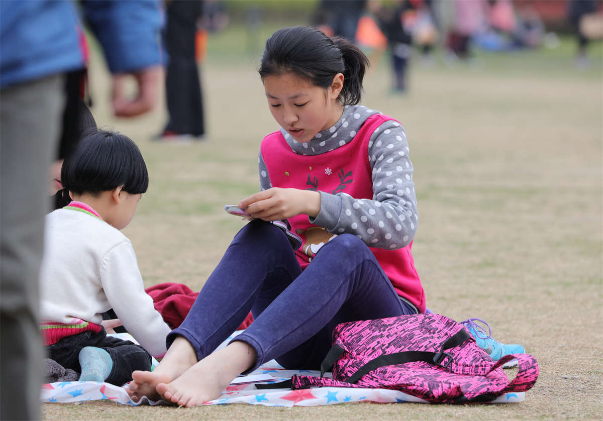 图片[2]-踏青公园街拍系列No.658 来一发超嫩少女雪足-日更街拍