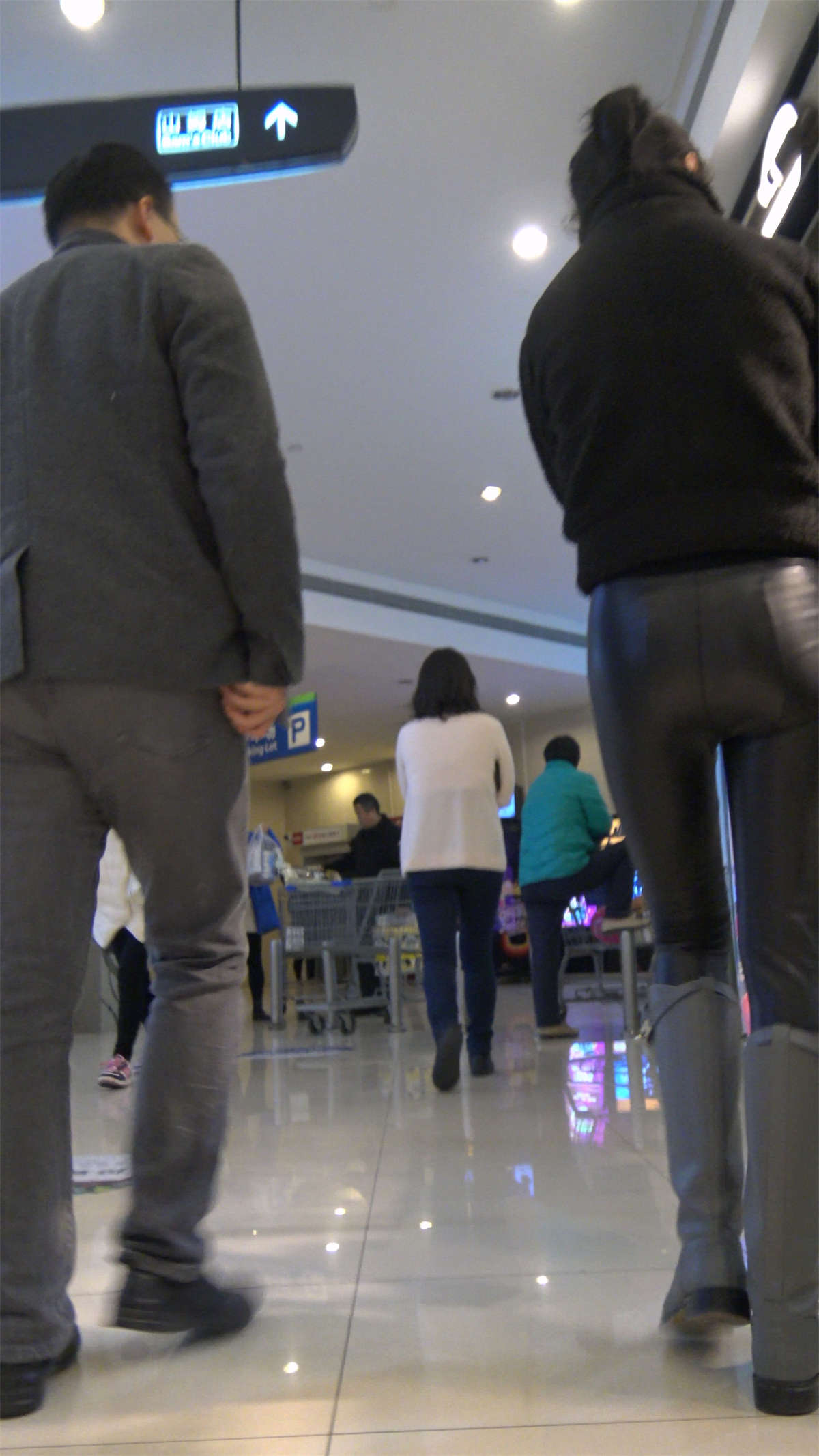 图片[2]-黑衣黑色紧身裤翘臀美女-日更街拍