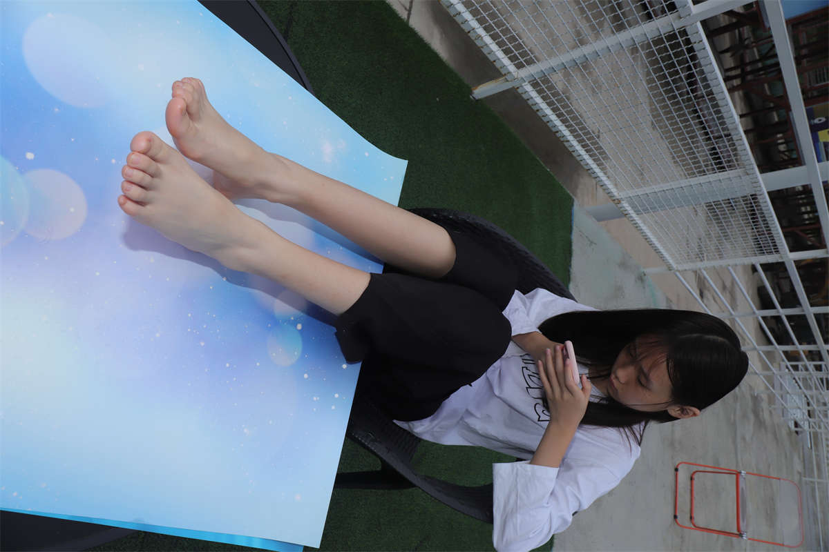 图片[2]-aapary摄影 No.093 表妹室外展示36码修长嫩白美脚-日更街拍