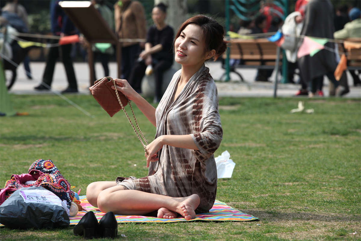 图片[2]-踏青公园街拍系列No.659 每年总会有一个完美女人被收入镜中 第3套-日更街拍