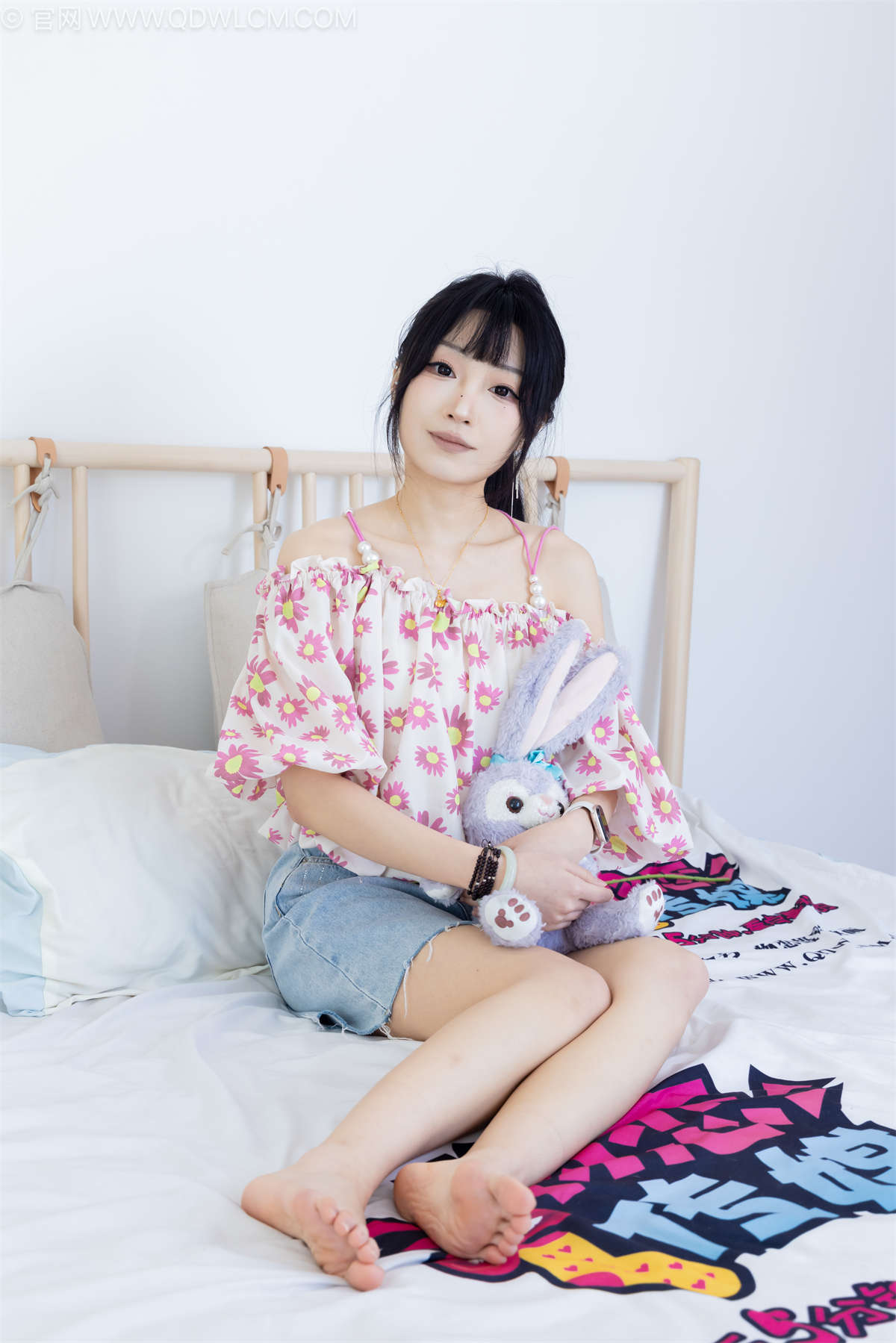 物恋传媒 NO.2240 嘟嘟-三双高跟鞋、薄肉丝（脚尖微加固款）、裸足、视频以超近景特写为主-日更街拍