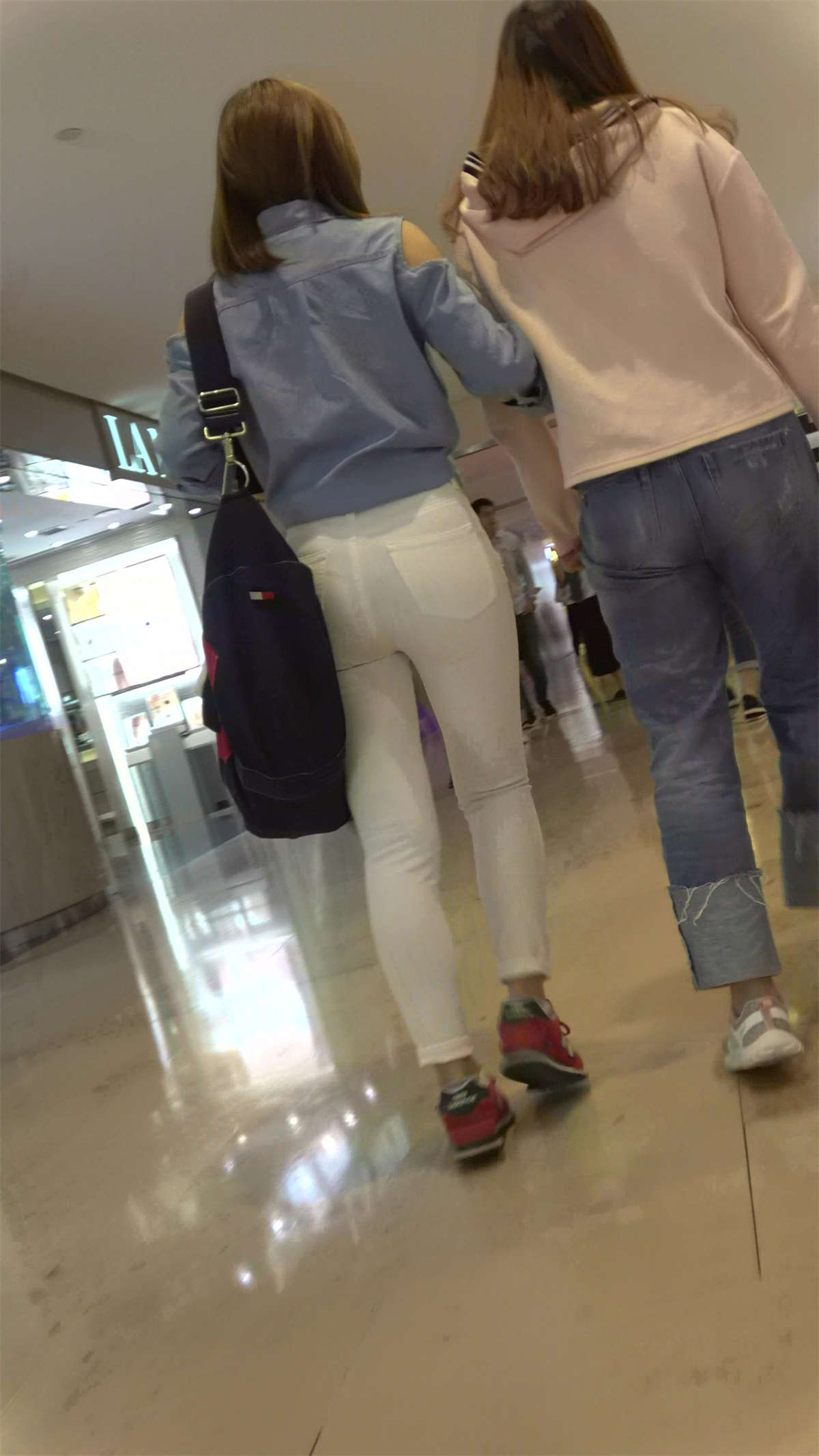 图片[2]-红色运动鞋街拍紧身白裤美臀漂亮美女小姐姐-日更街拍