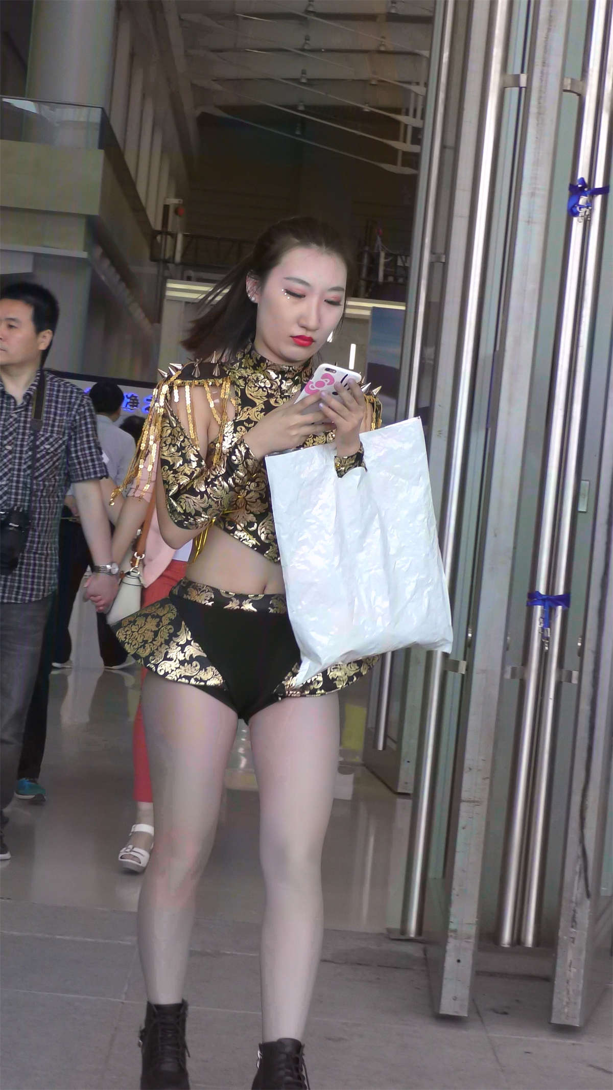 性感模特美女身材看着就令人心动-日更街拍