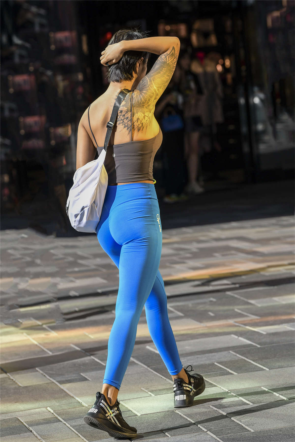 图片[2]-健美裤姑娘身材太迷人了-日更街拍