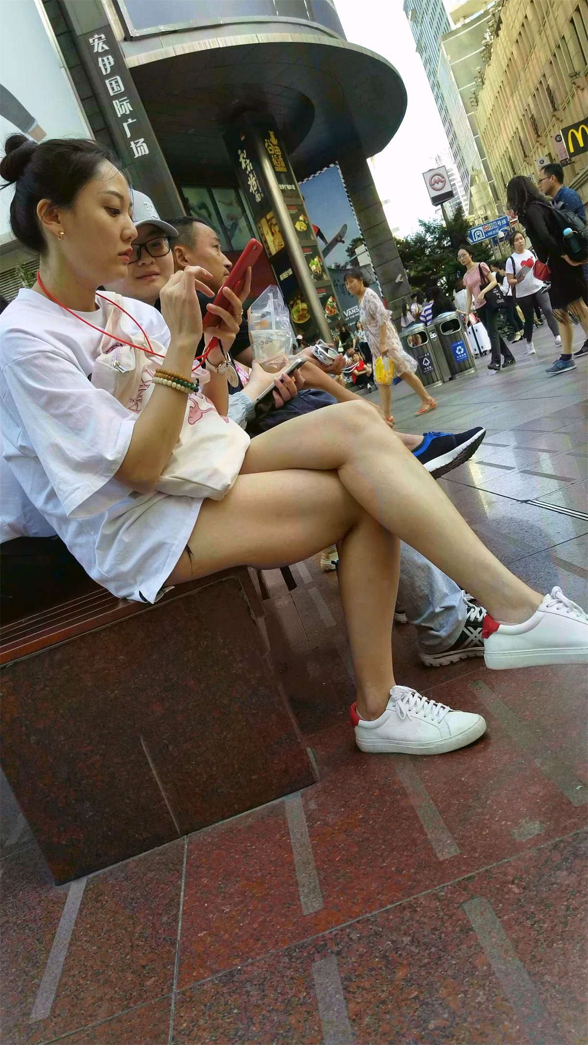 图片[2]-白色T恤白皙美女-日更街拍