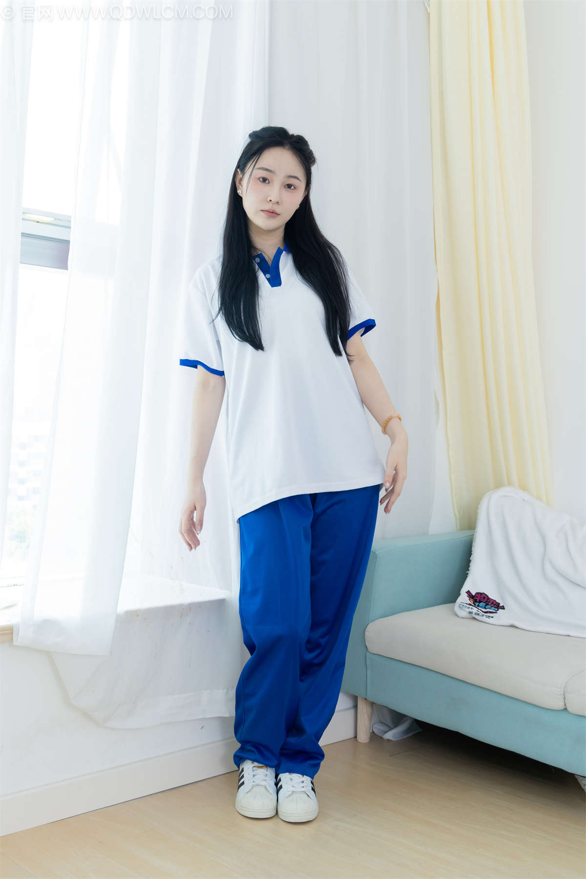 图片[2]-物恋传媒 NO.2241 美兔-板鞋、黑网袜、校服裤里丝-日更街拍