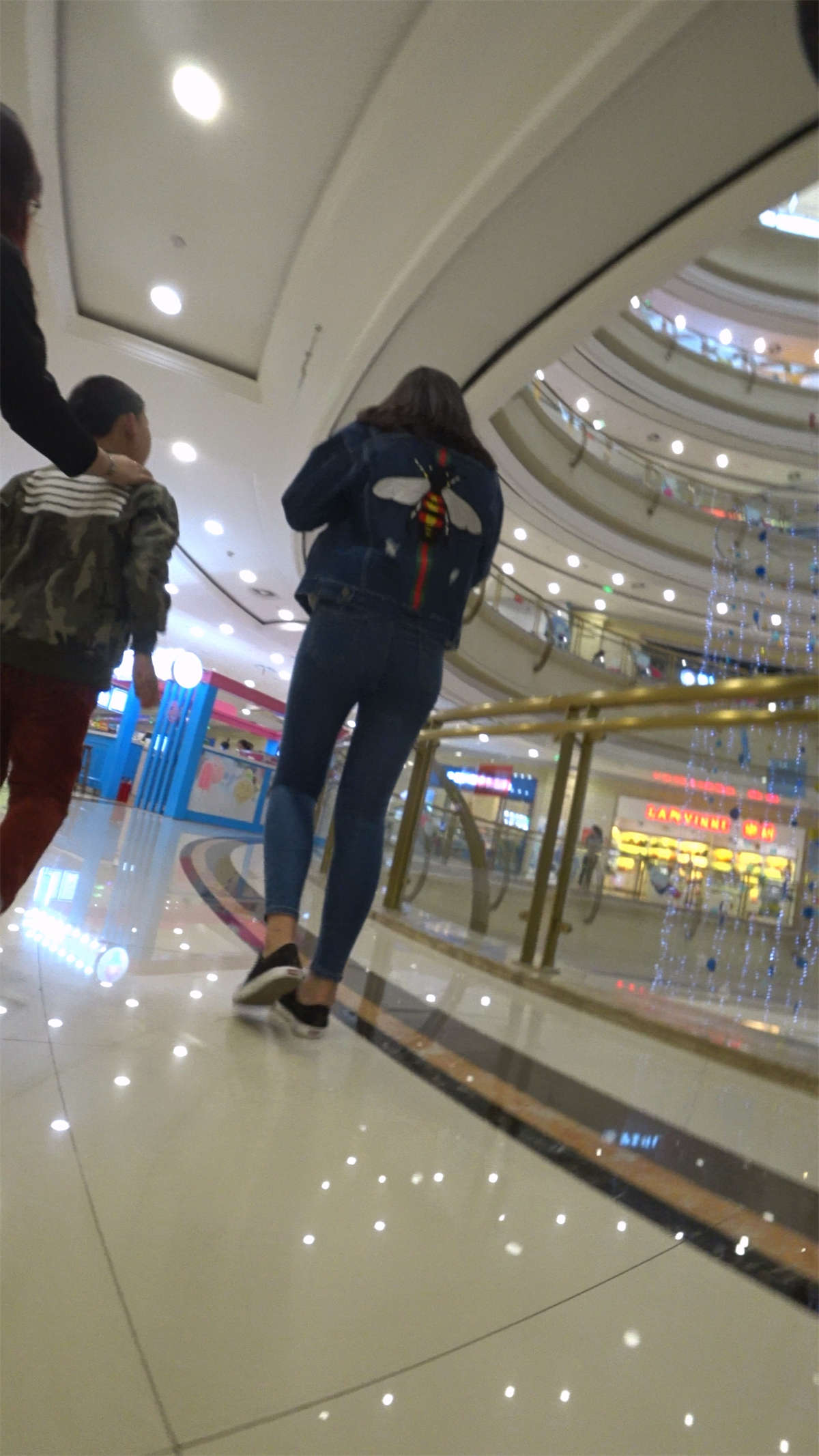 图片[2]-街拍紧身蓝牛帆布鞋长腿小美女-日更街拍