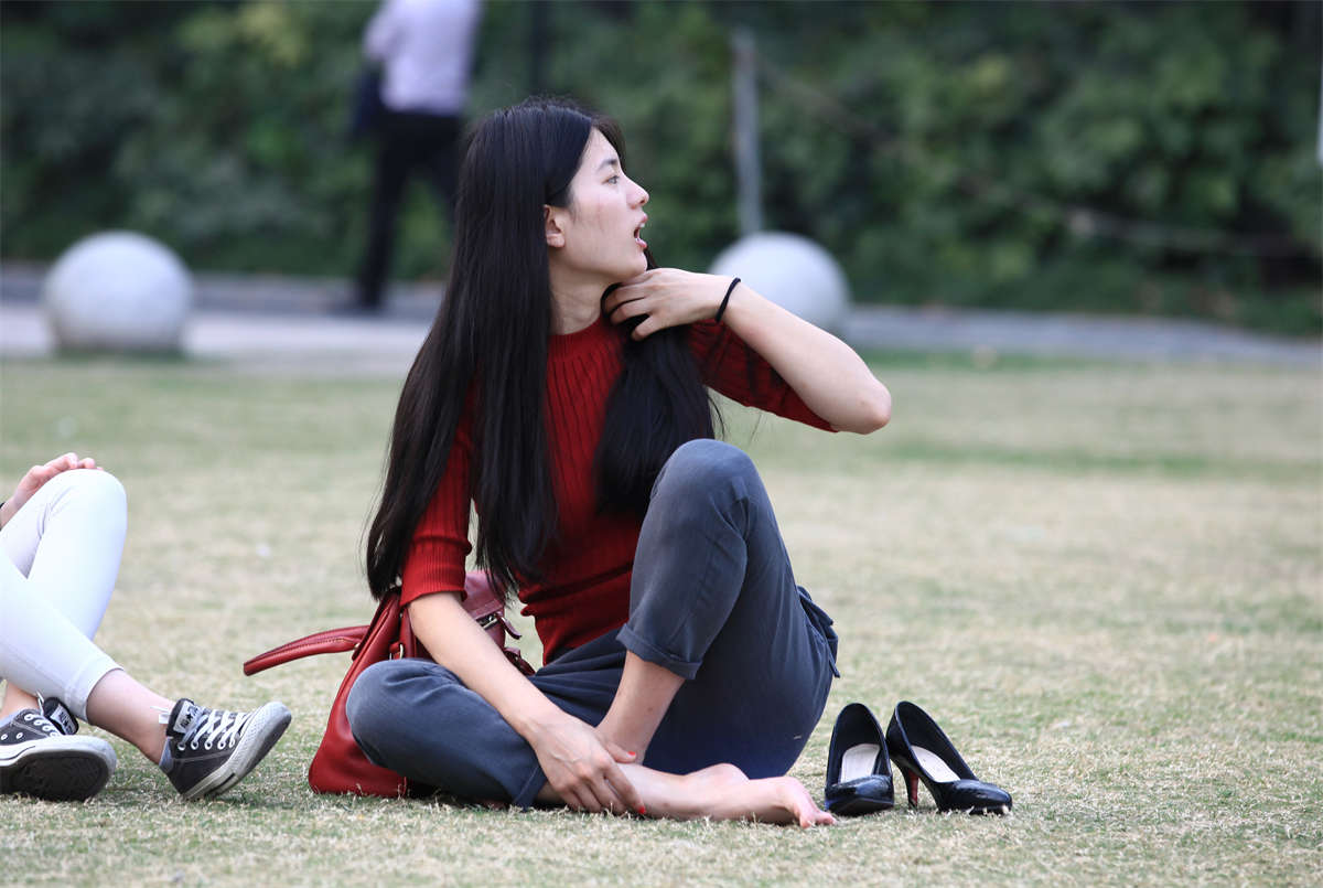 踏青公园街拍系列No.660 漂亮女孩外拍前脱鞋放松，被一旁边的我逮个正着-日更街拍