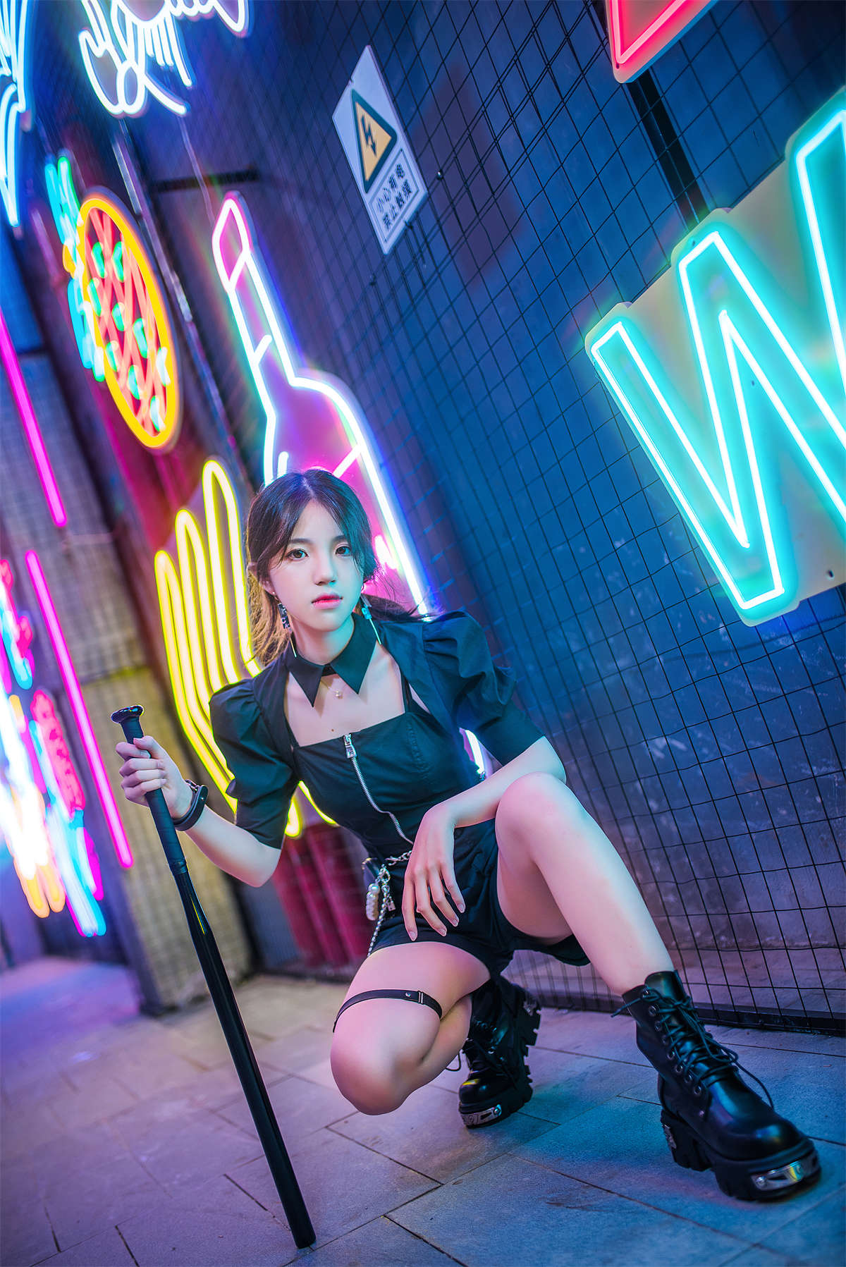 YITUYU艺图语 2023.10.01 迷于霓虹 昼桃-日更街拍