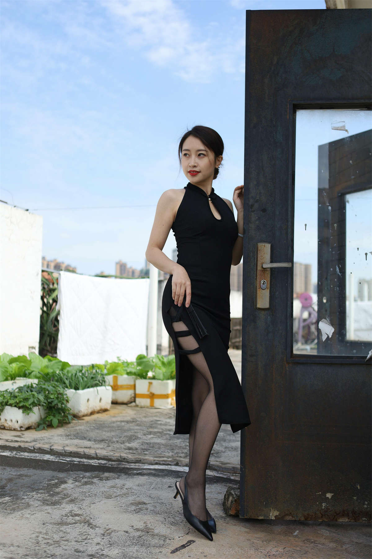 IESS异思趣向 2022.01.12 丝享家986：小婕 天台旗袍秀-日更街拍