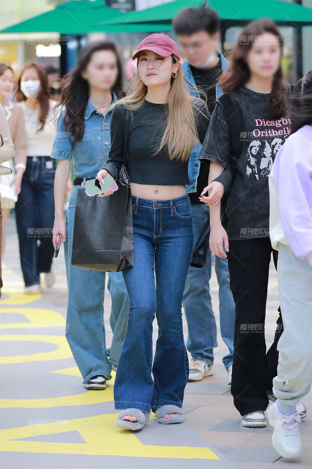 蓝牛仔裤美女-日更街拍