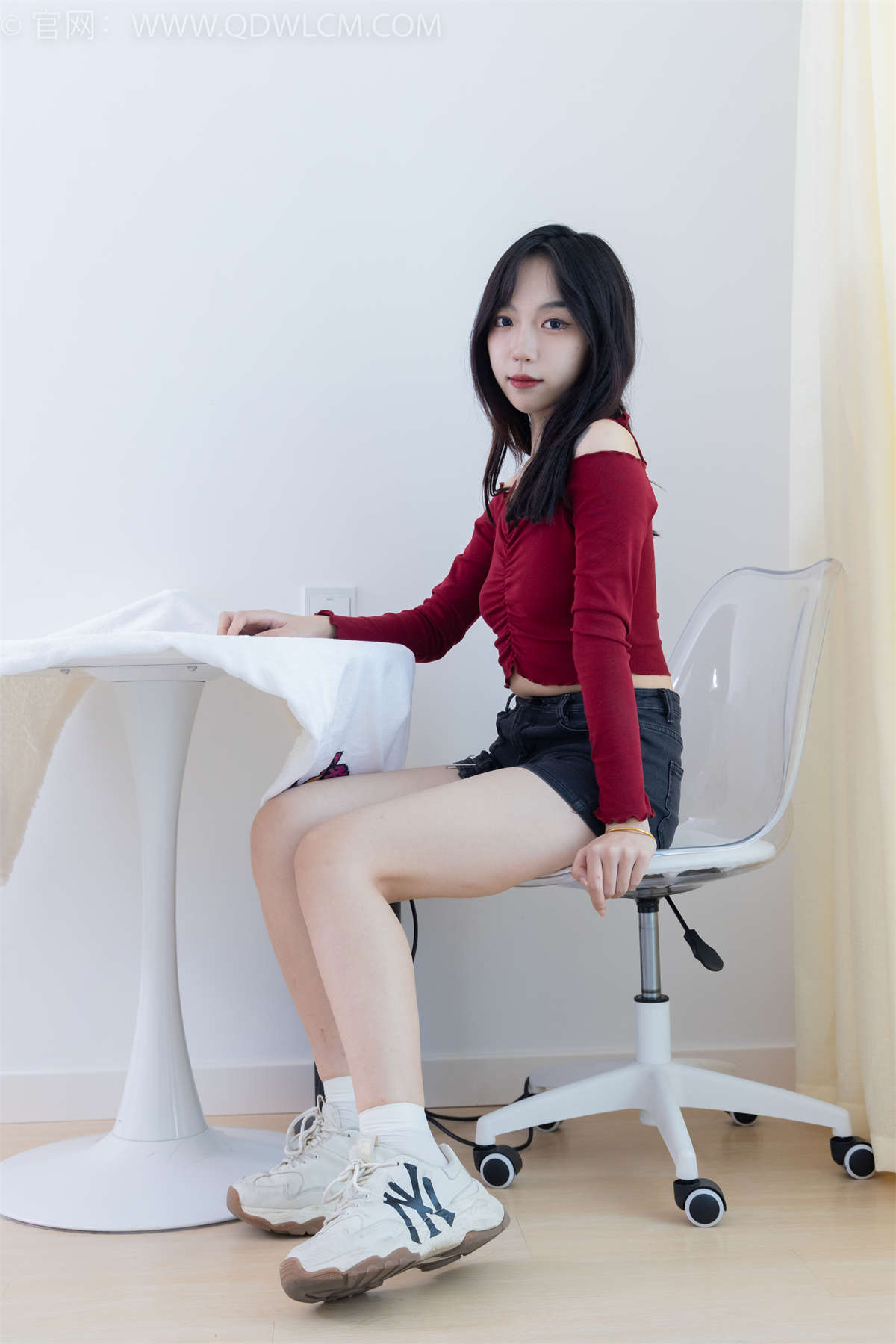 图片[2]-物恋传媒 NO.2253 纱纱-运动鞋、自然穿脏白棉袜-日更街拍