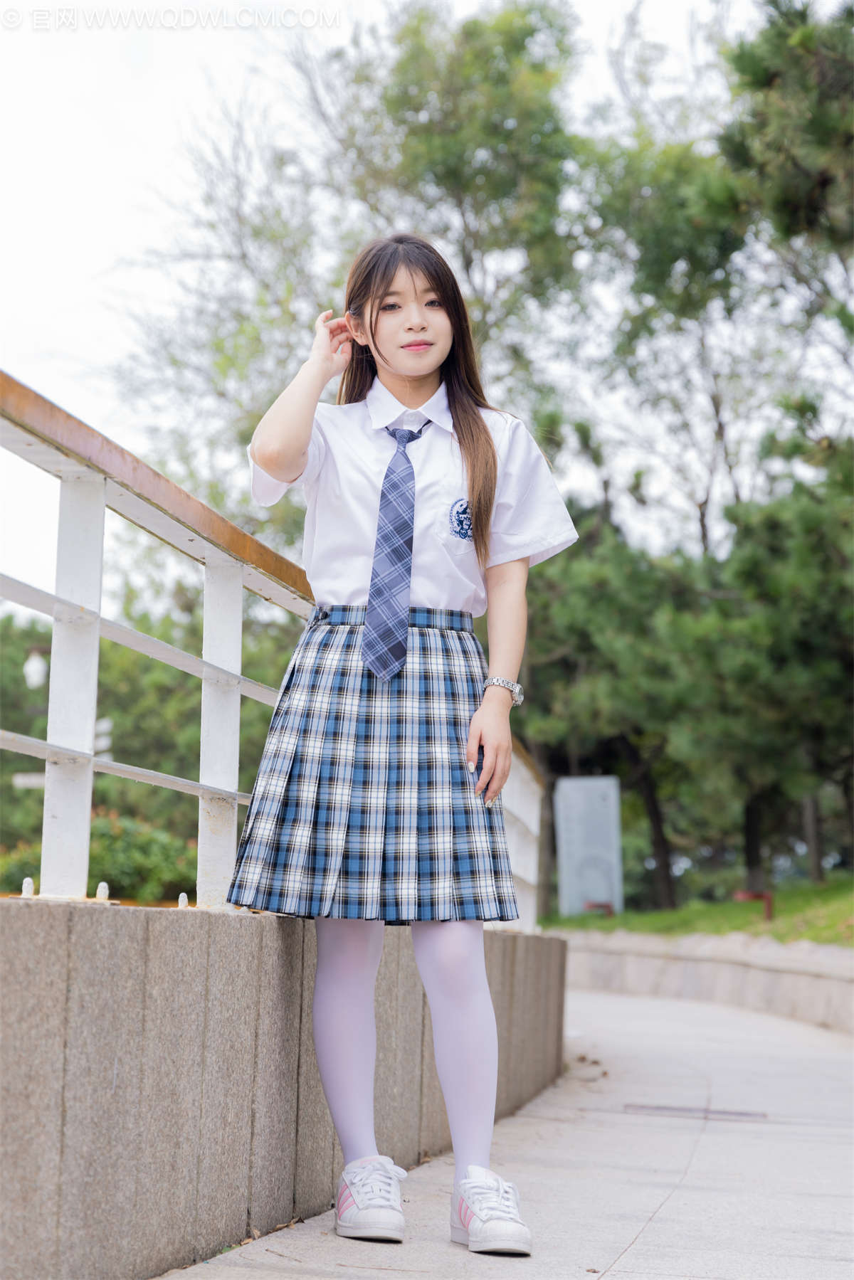 图片[2]-物恋传媒 NO.2242 闪闪-板鞋、厚白丝、户外草地公园沙滩脱鞋丝袜走路剧情（脏袜子）-日更街拍