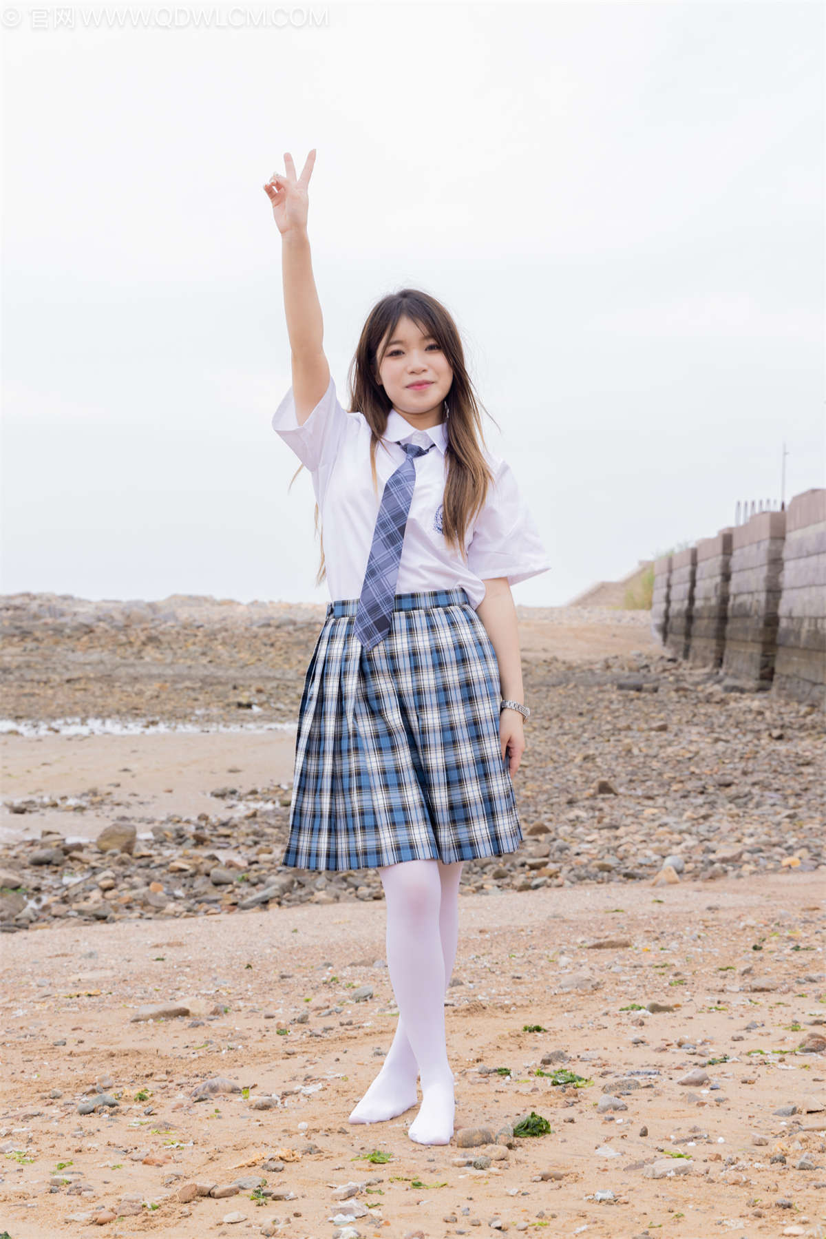 物恋传媒 NO.2242 闪闪-板鞋、厚白丝、户外草地公园沙滩脱鞋丝袜走路剧情（脏袜子）-日更街拍