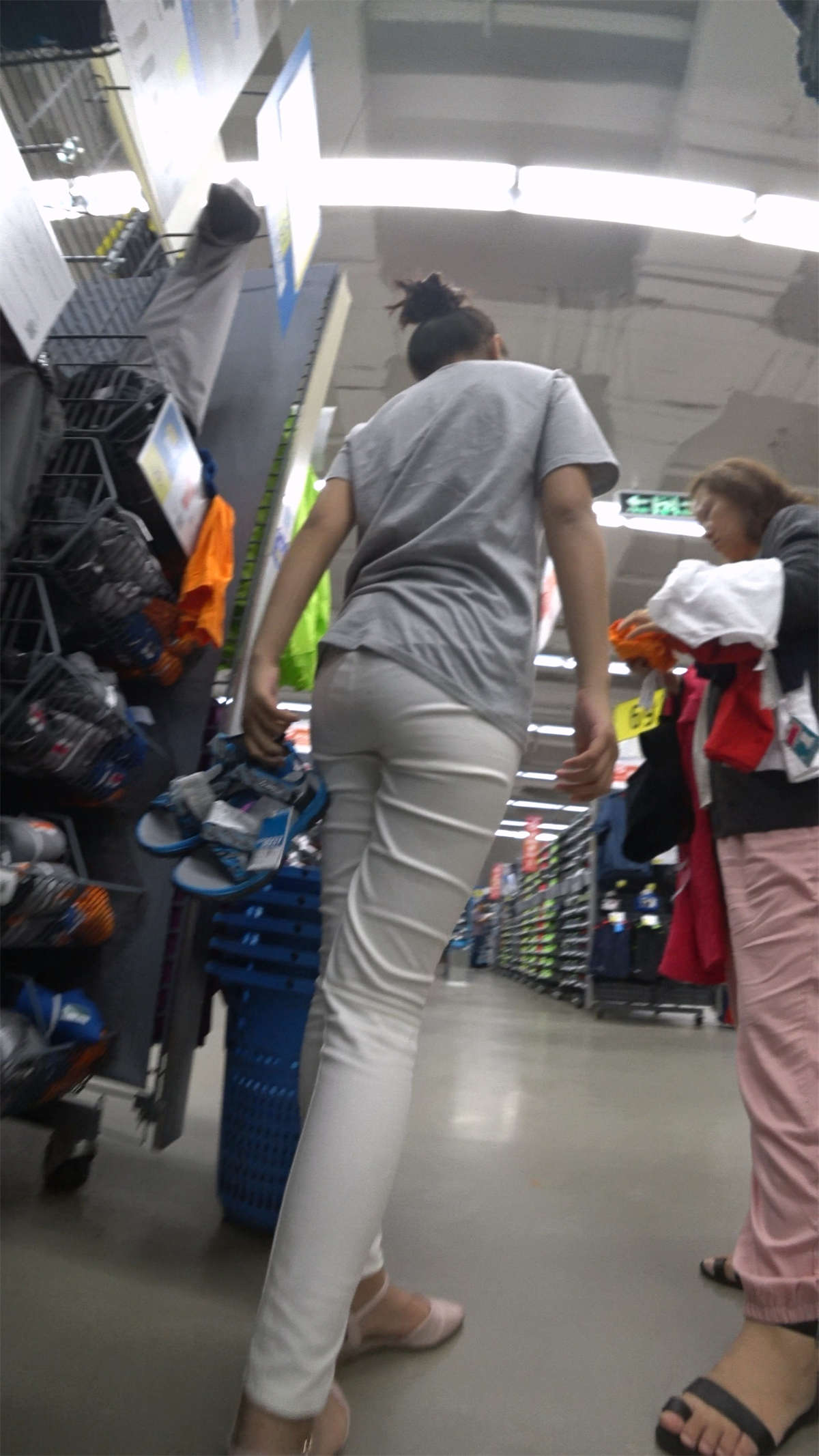 图片[2]-紧身白裤灰T恤小美女逛超市-日更街拍