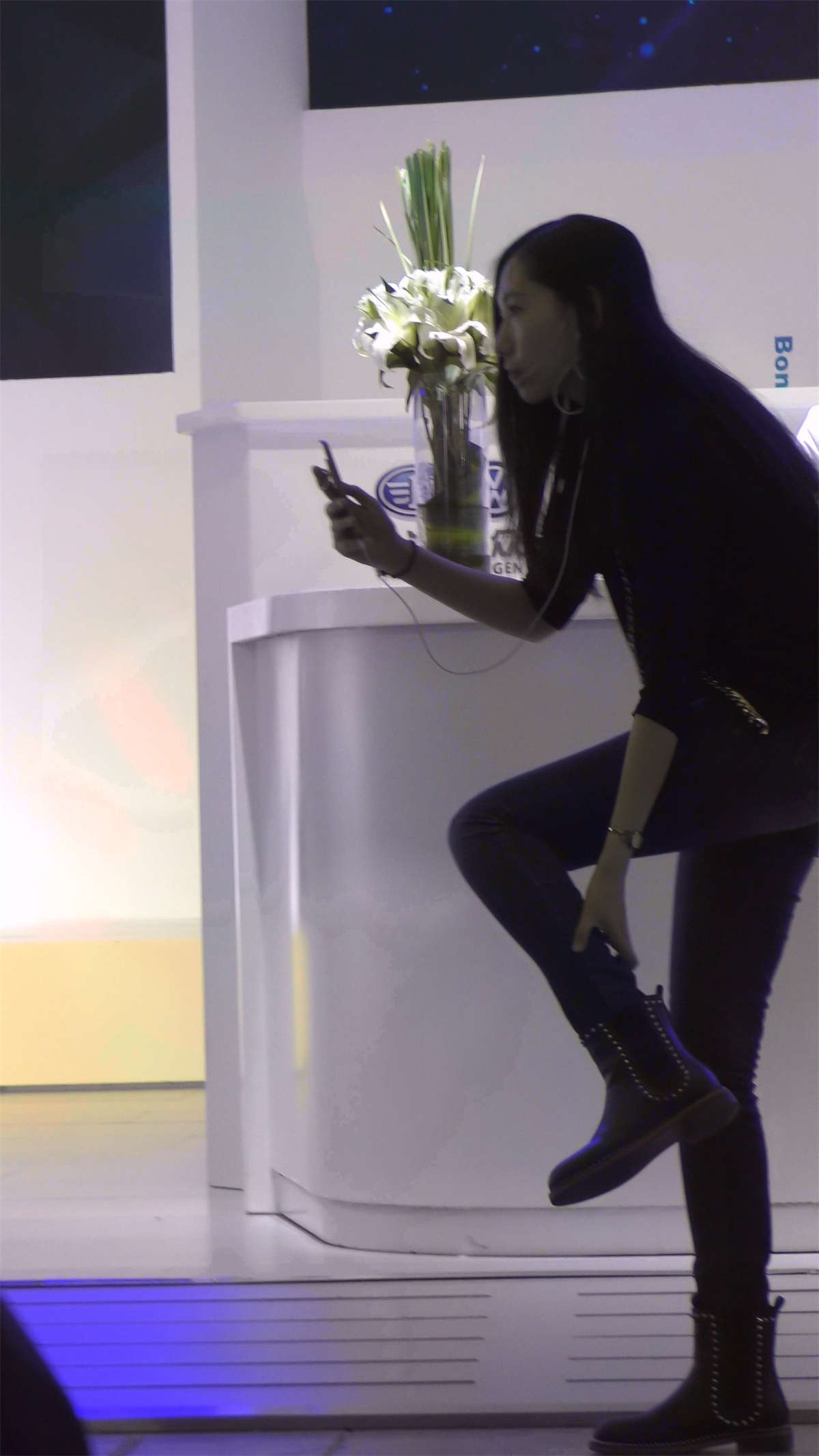 图片[2]-黑色衬衫牛仔裤美女-日更街拍