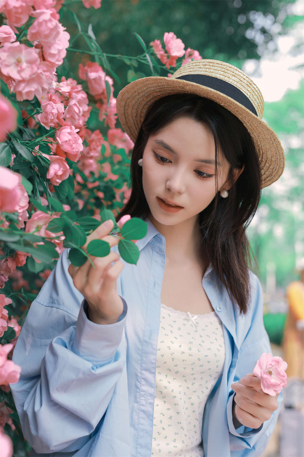 YITUYU艺图语 2024.07.04 花墙 小濛-日更街拍
