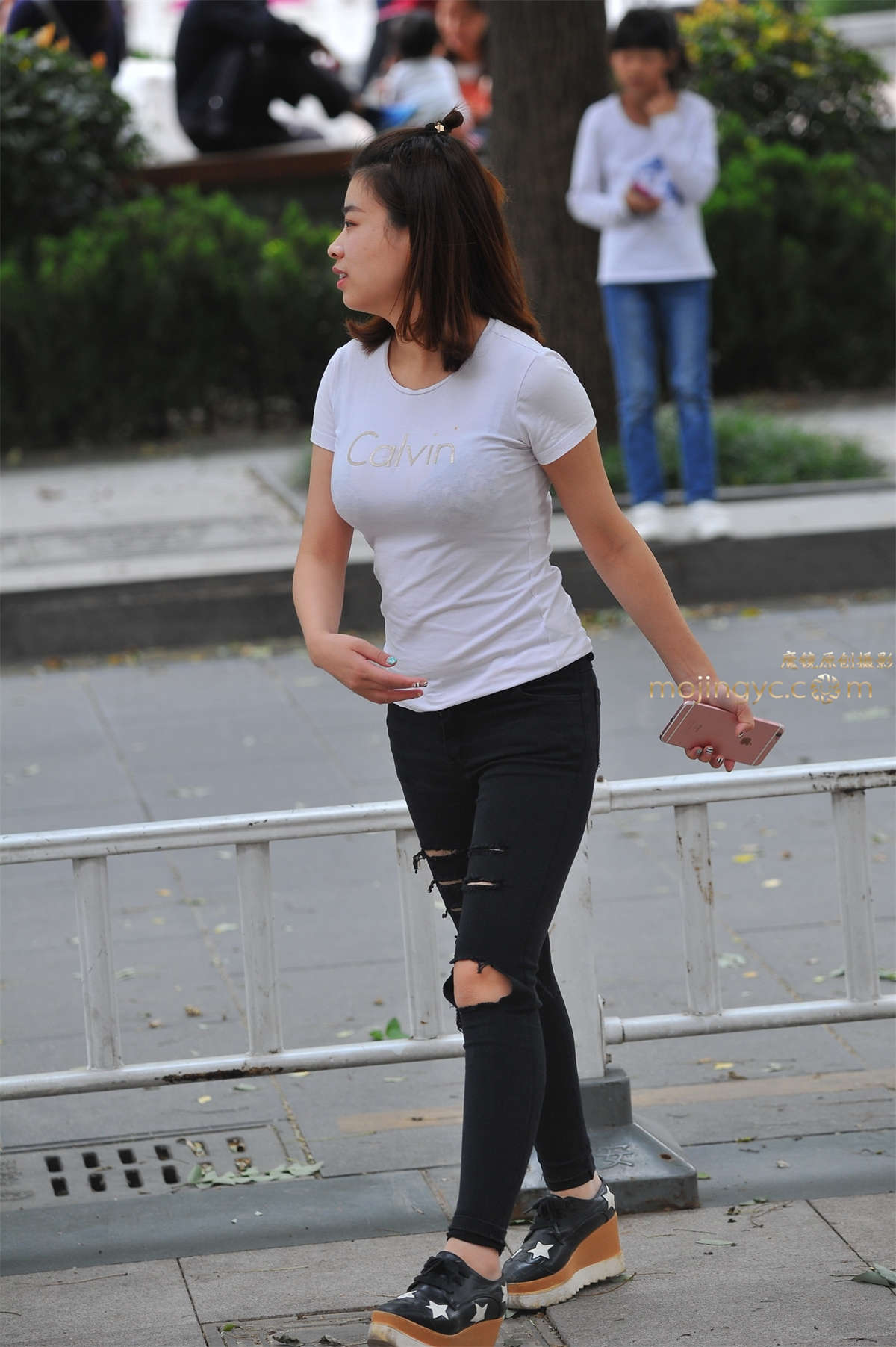 2016-10-11丰满美胸时尚少妇17张-日更街拍