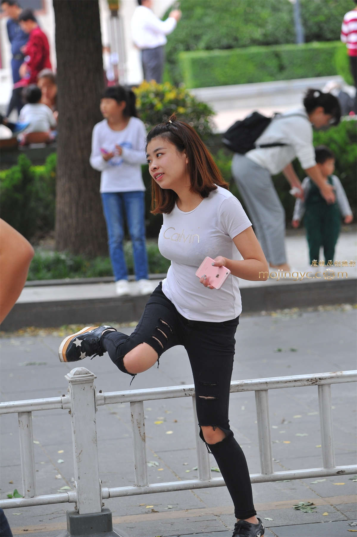 图片[2]-2016-10-11丰满美胸时尚少妇17张-日更街拍