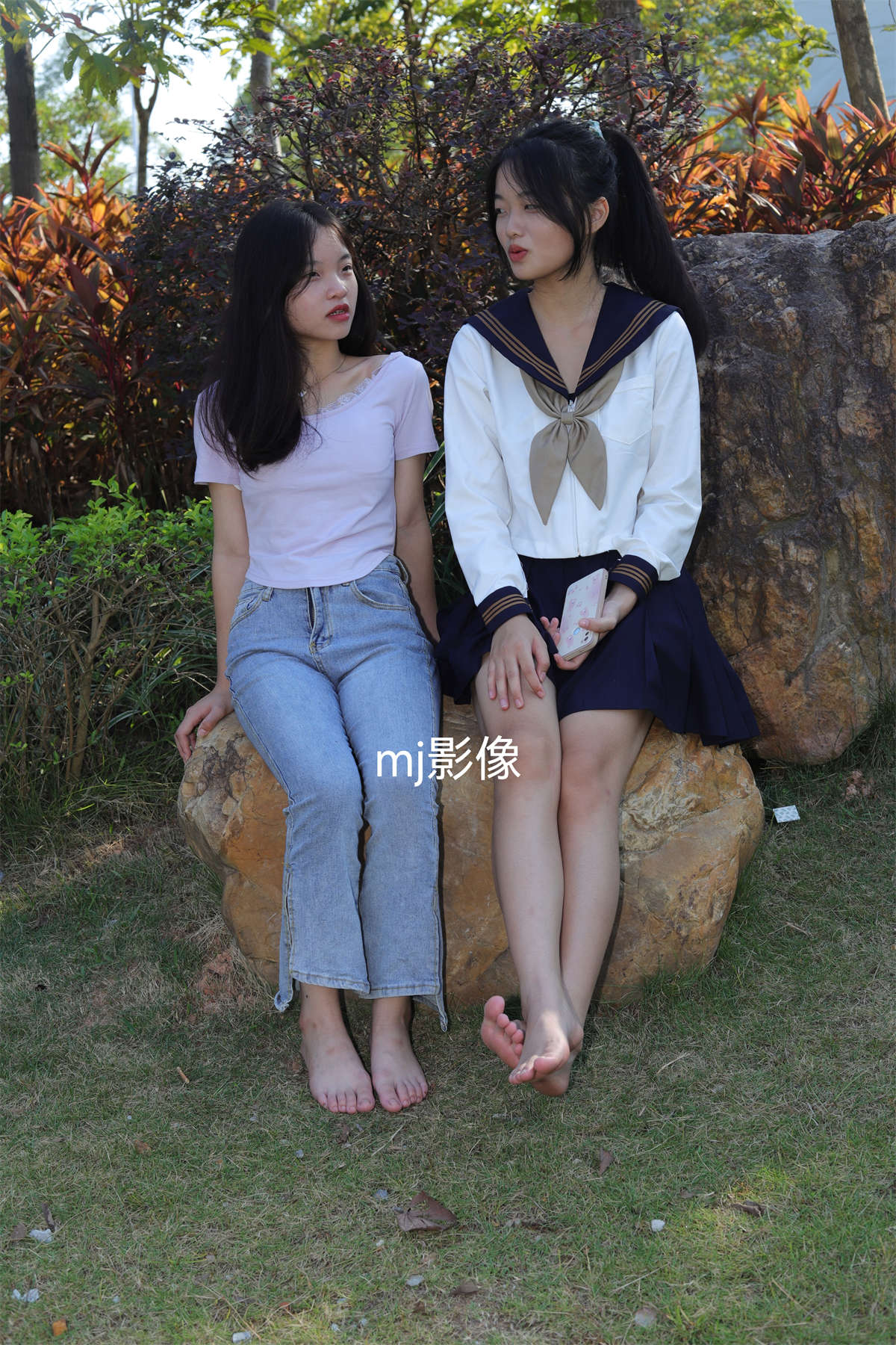 aapary摄影 No.097 诗诗与小然户外展示原味嫩脚丫-日更街拍