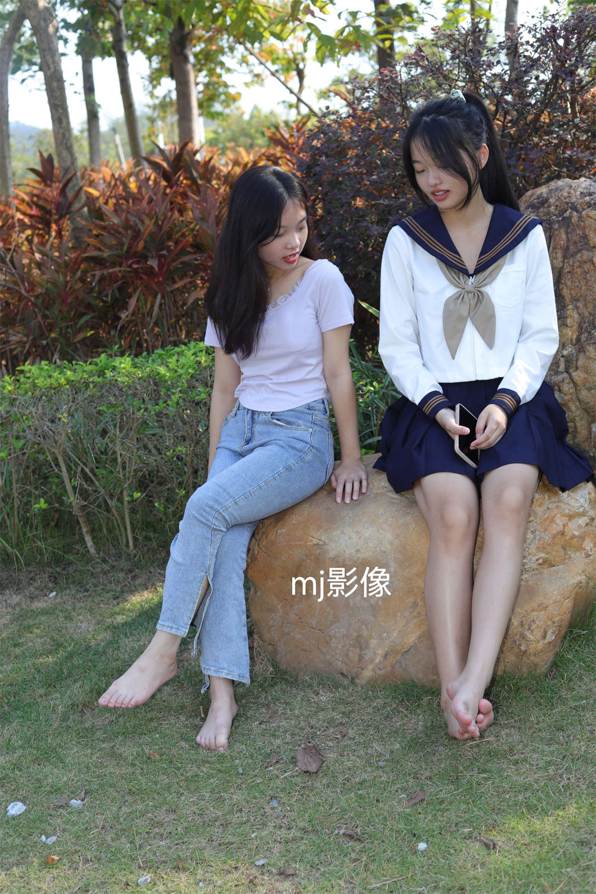 图片[2]-aapary摄影 No.097 诗诗与小然户外展示原味嫩脚丫-日更街拍