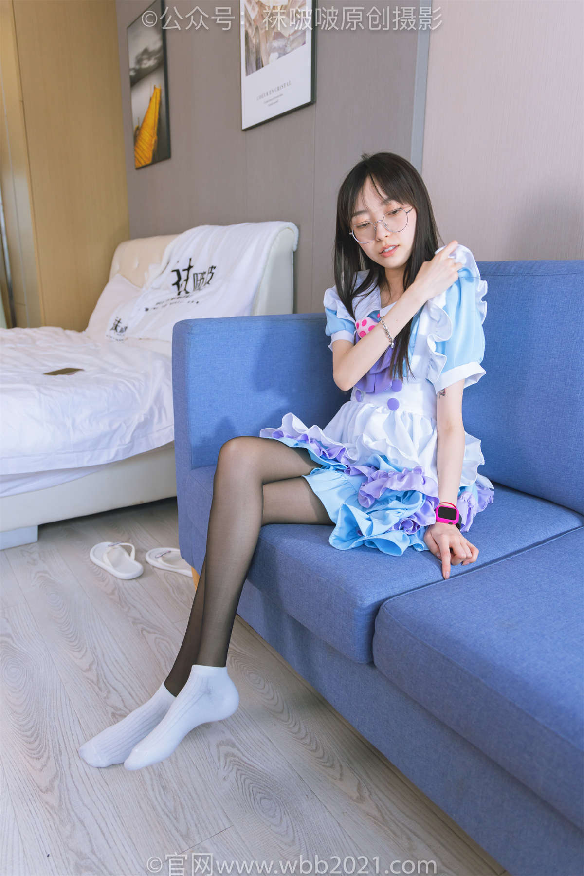 图片[2]-袜啵啵 No.437 稚予-女仆装、人字拖、薄黑丝（脚尖加固款）、白棉袜、裸足、撕破丝袜剧情 花絮版-日更街拍