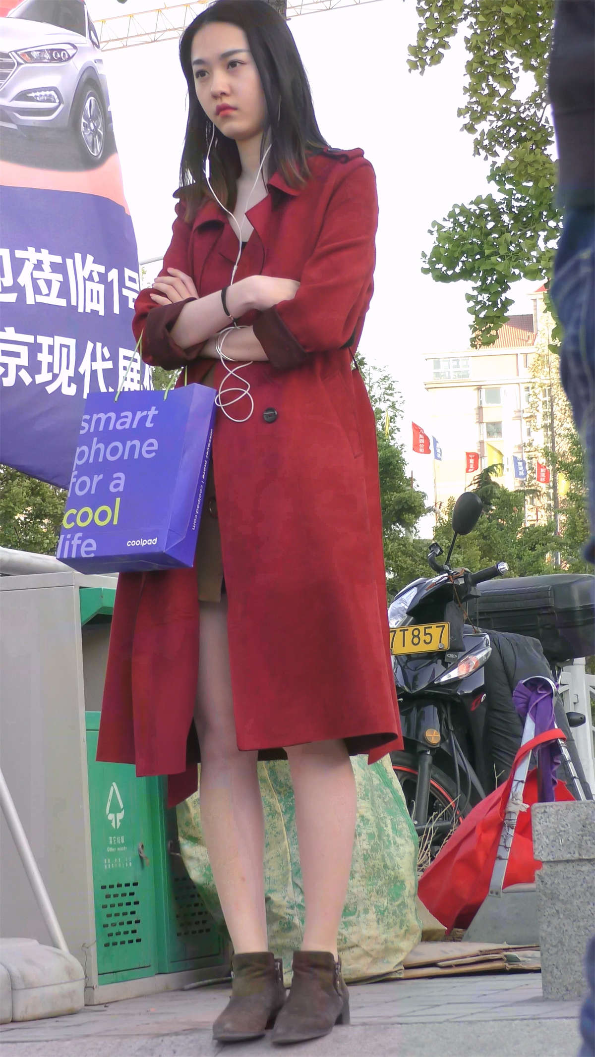 图片[2]-红色风衣丝袜美腿美女亭亭玉立-日更街拍