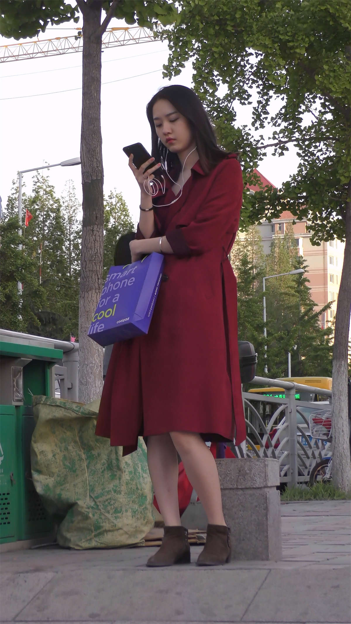 红色风衣丝袜美腿美女亭亭玉立-日更街拍