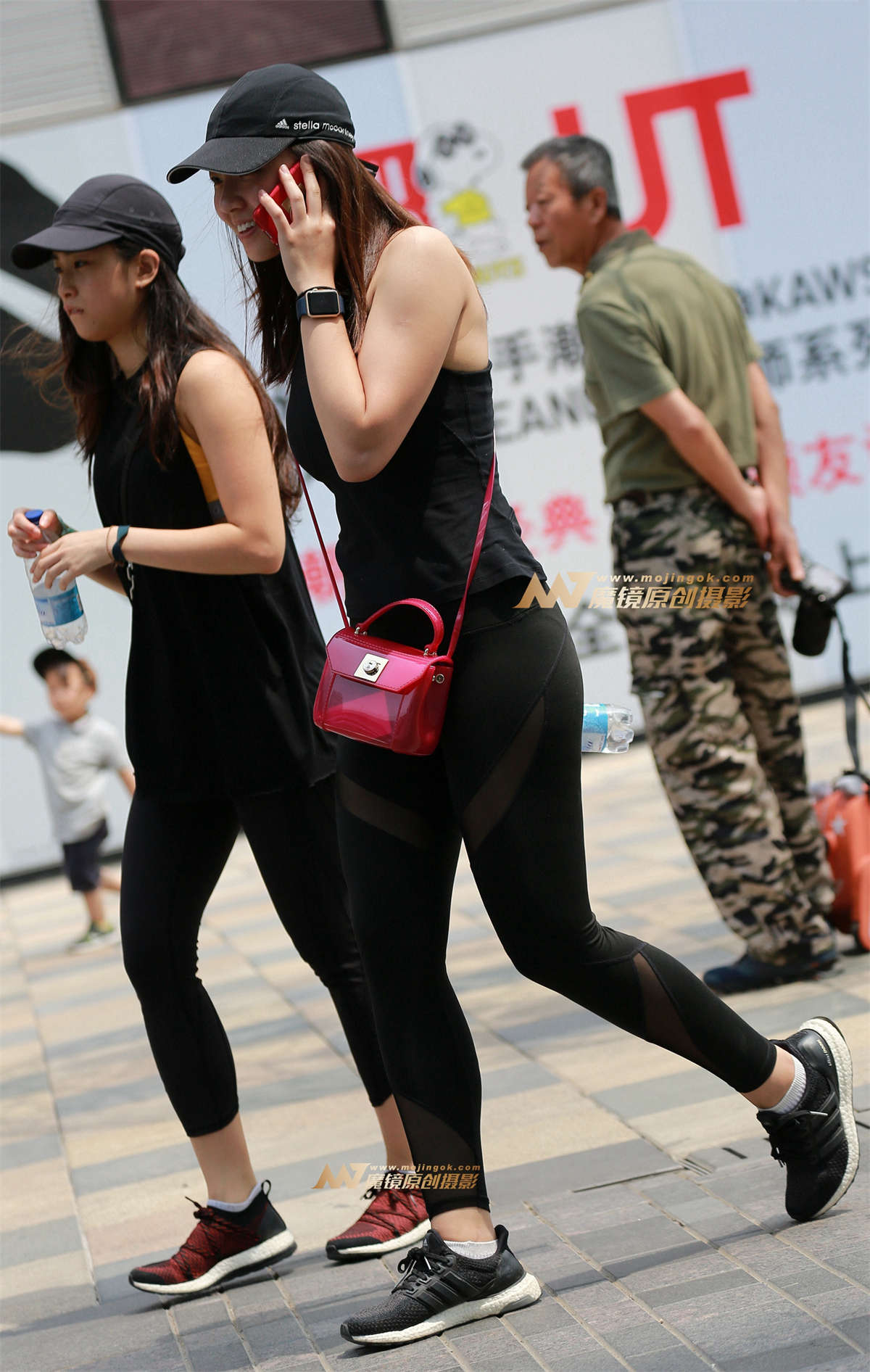 露肩背心紧身裤-日更街拍