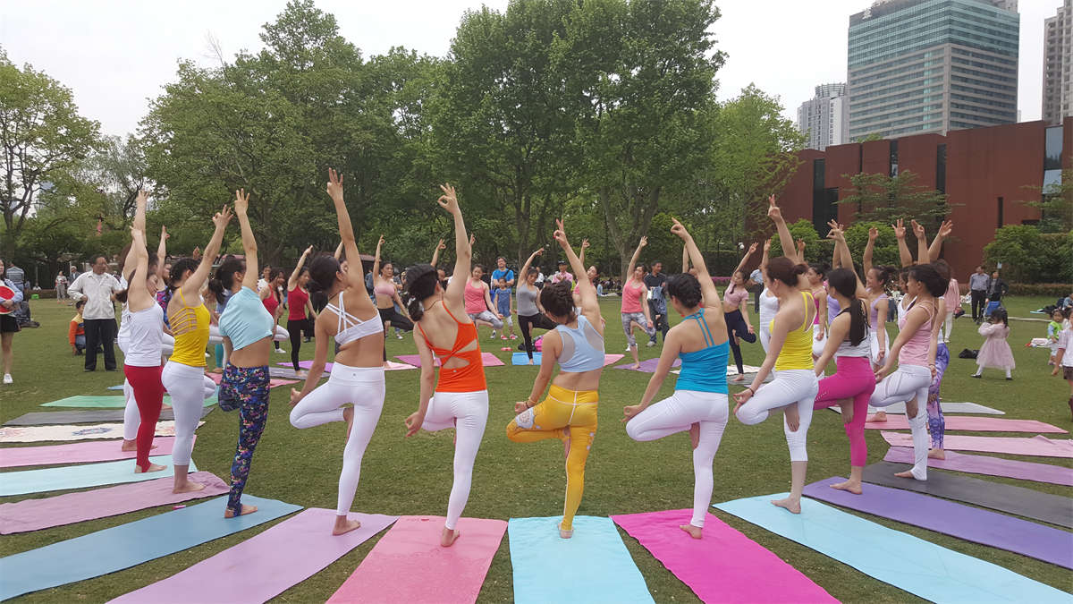 图片[2]-踏青公园街拍系列No.662 30个靓妹赤脚练瑜珈，就挑最好看的那个拍 第1套-日更街拍