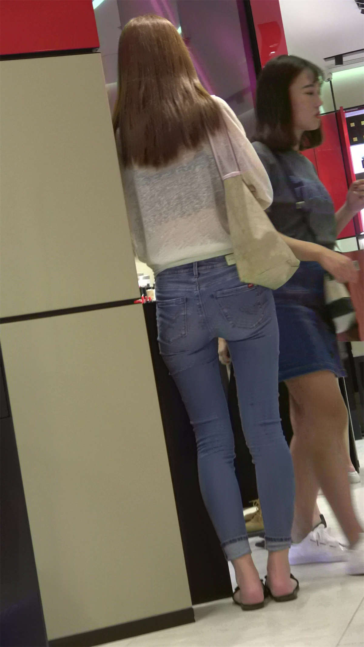 邻家女孩般亲切的街拍紧身蓝牛美女-日更街拍