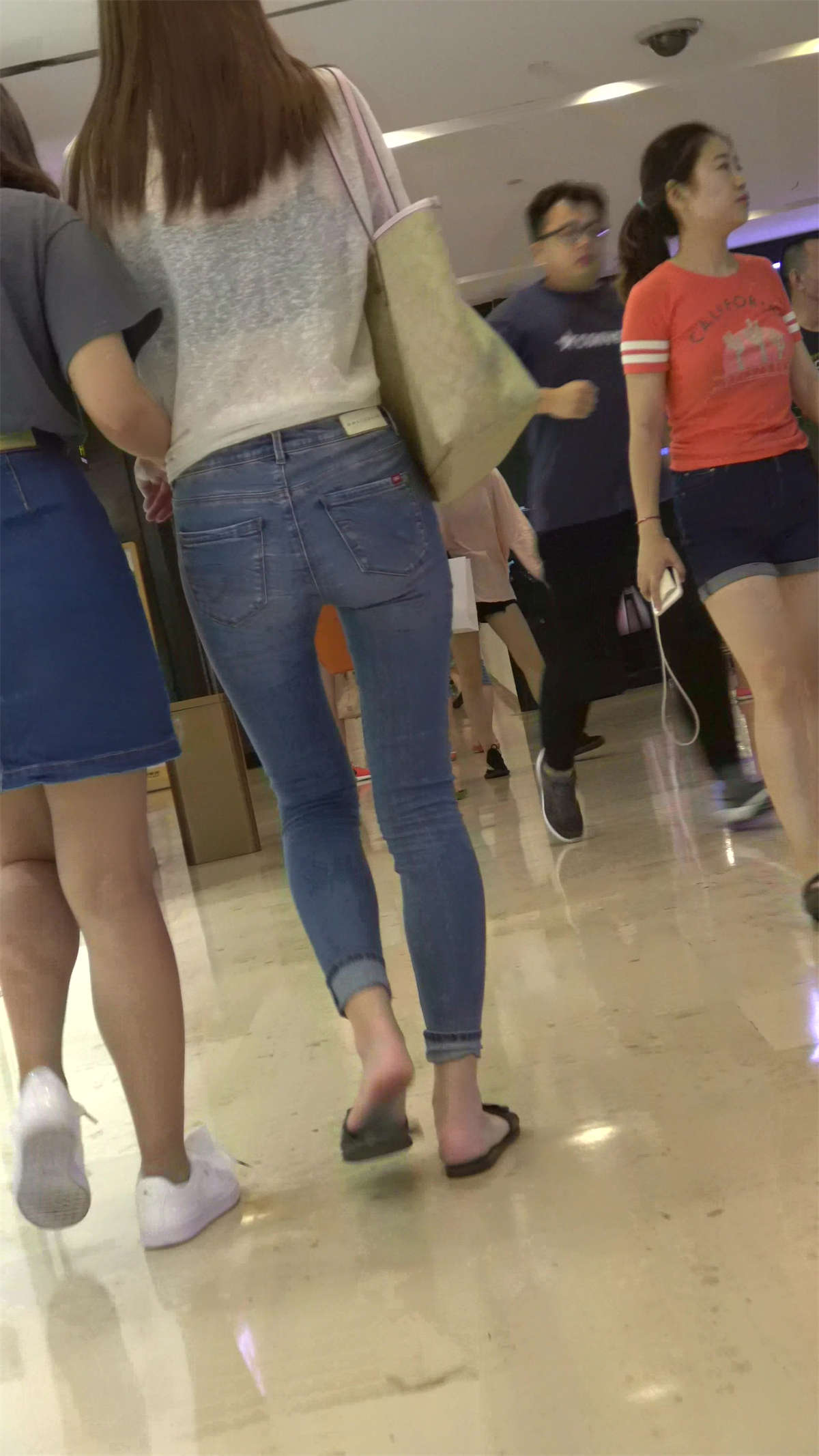 图片[2]-邻家女孩般亲切的街拍紧身蓝牛美女-日更街拍