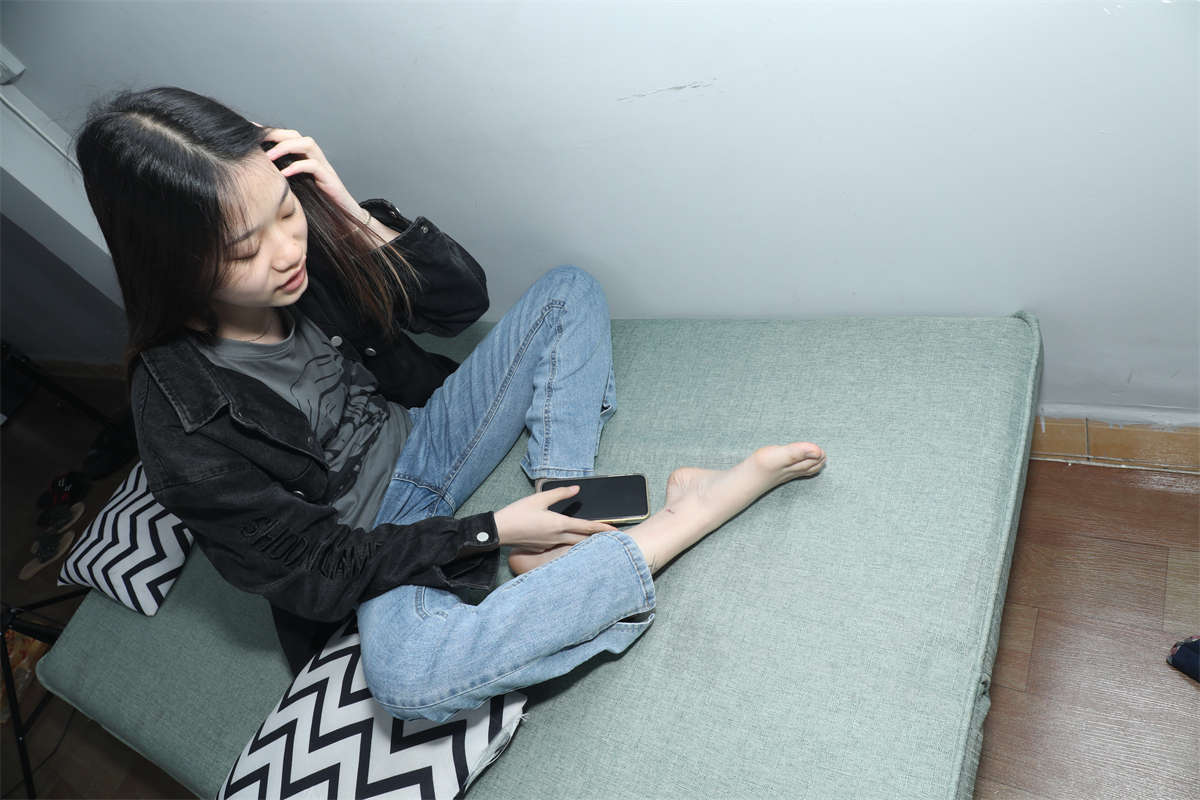 图片[2]-aapary摄影 No.099 婉华穿上凉鞋展示纹身美脚-日更街拍